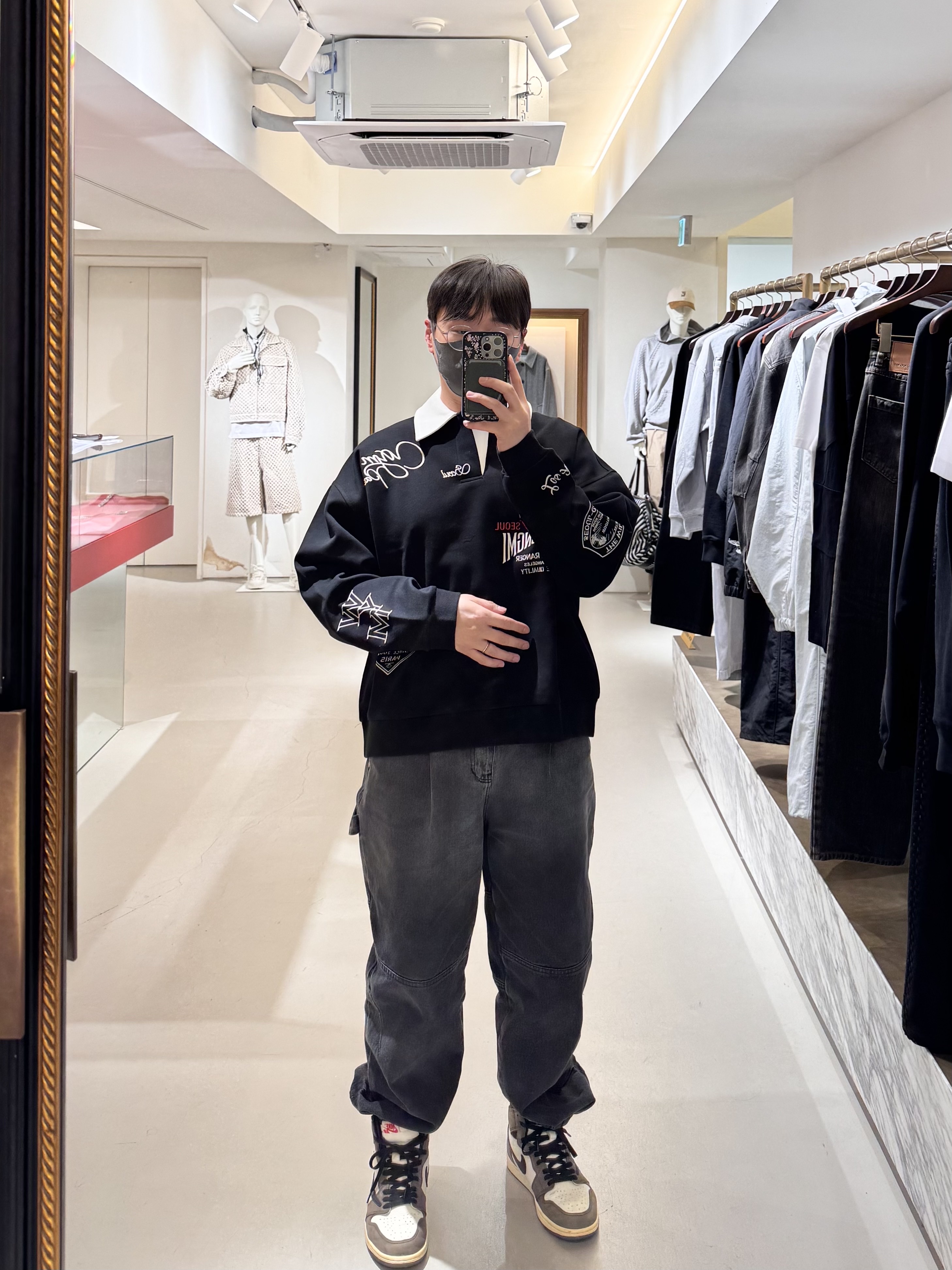 Jordan 1 x Travis Scott Retro High OG SP Mocha, Wooyoungmi Flower Back Logo Hooded T-Shirt Black - 24SS 착용 스타일 - 8