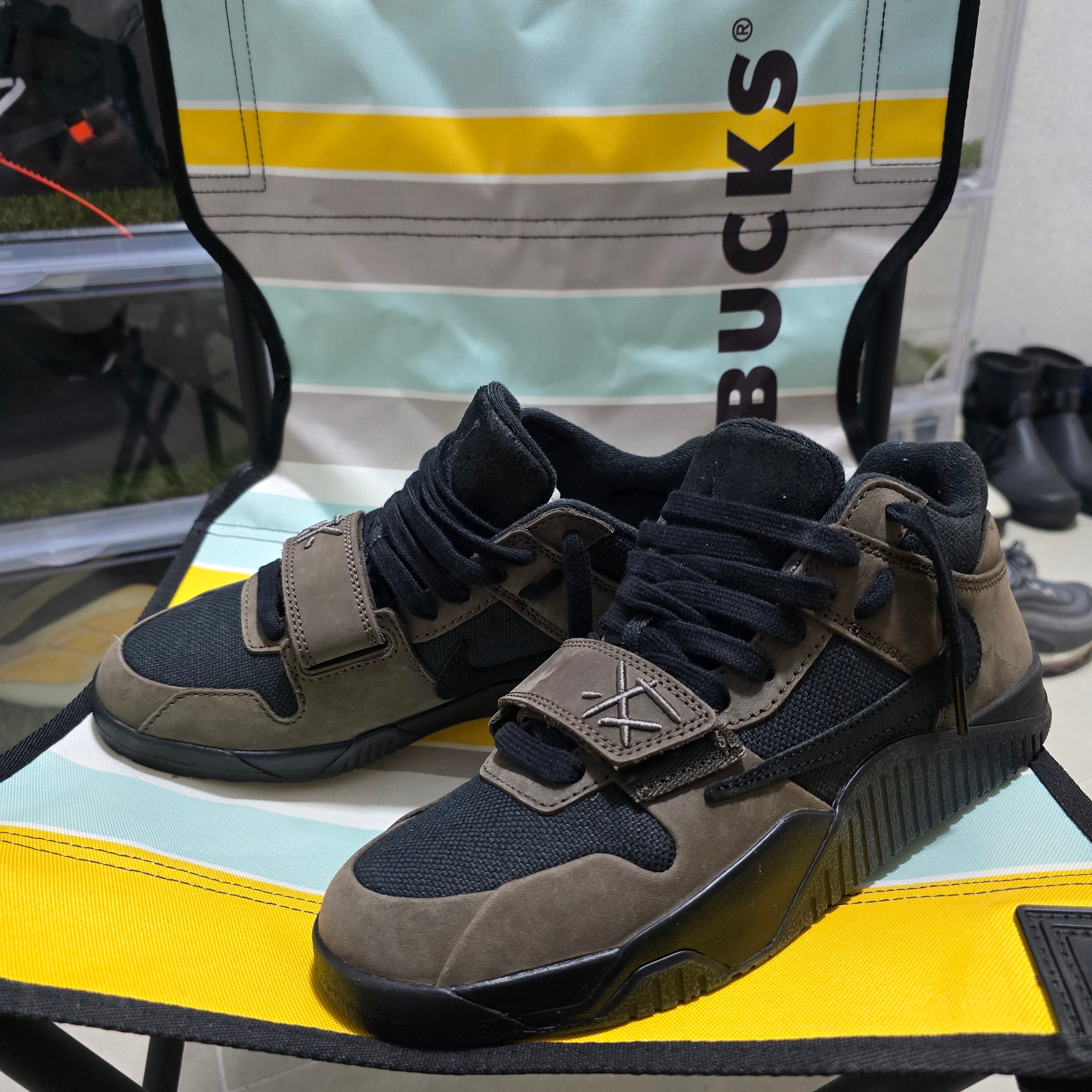 Jordan x Travis Scott Jumpman Jack TR Black and Dark Mocha 착용 스타일