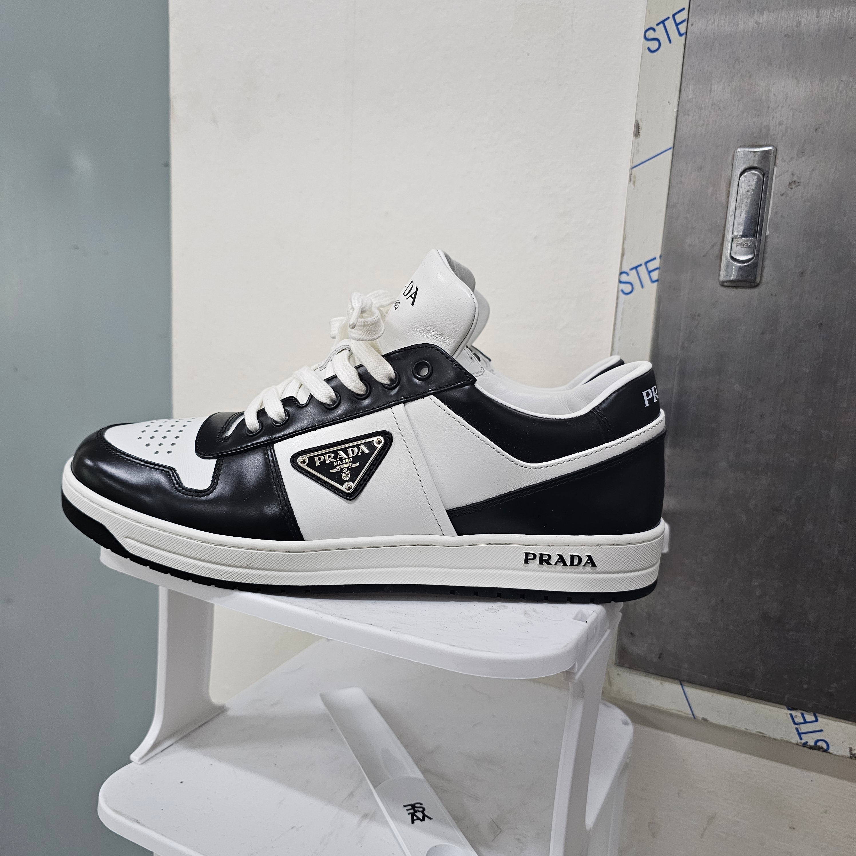 Prada Downtown Leather Sneakers White Black 착용 스타일