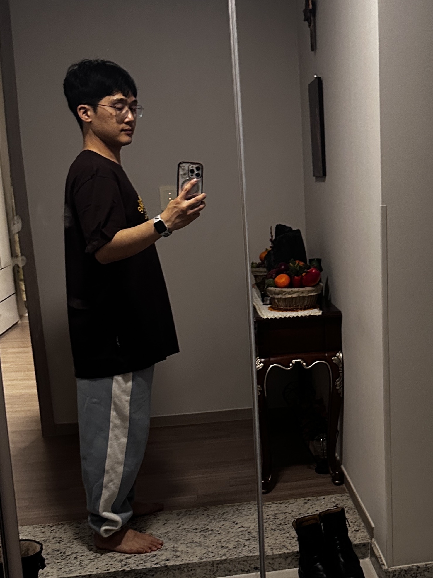 두 번째 실수 티셔츠 브라운 착용 스타일 - 2