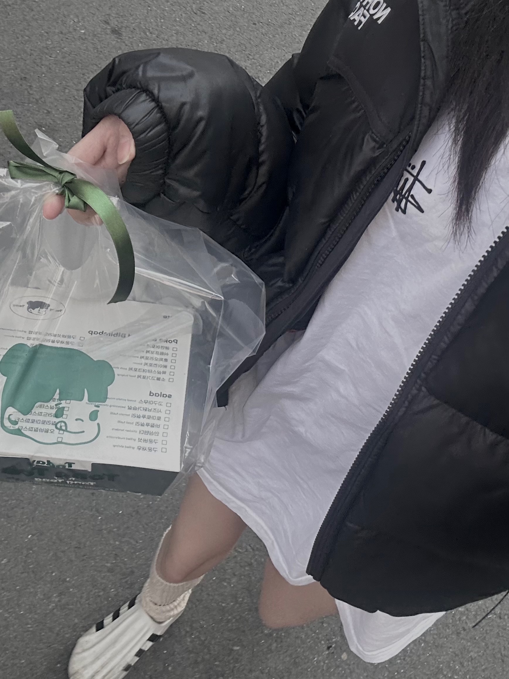 Stussy Basic Stussy T-Shirt White 2024, 2025, Adidas Adifom Superstar Core White 착용 스타일