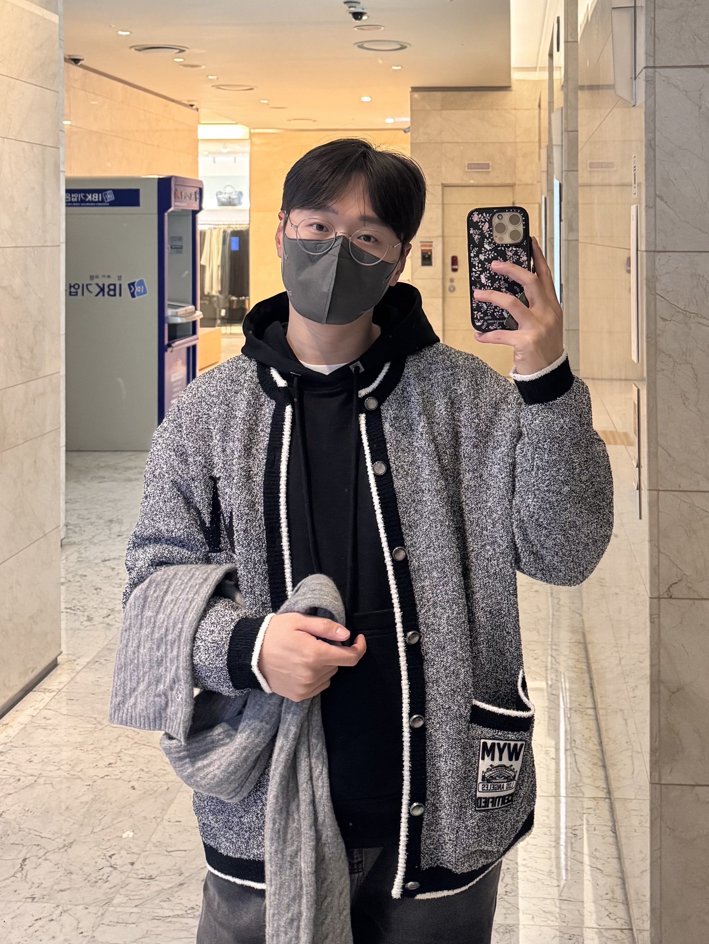 Jordan 1 x Travis Scott Retro High OG SP Mocha, Wooyoungmi Flower Back Logo Hooded T-Shirt Black - 24SS 착용 스타일 - 3