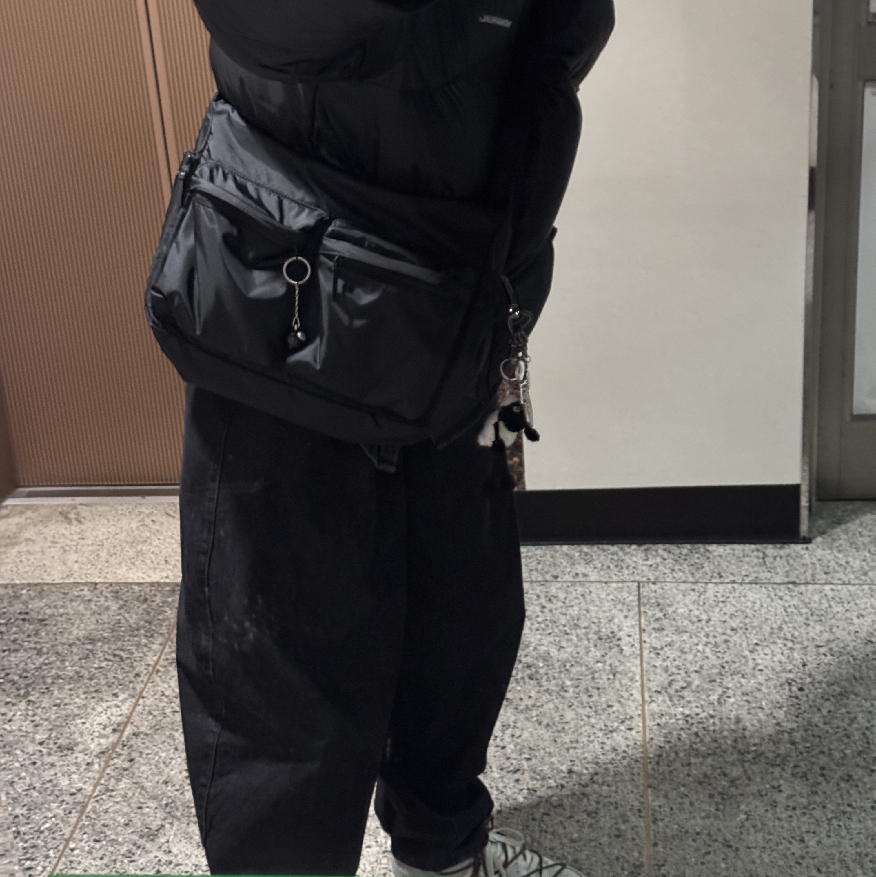 Uniqlo Multi Pocket Shoulder Bag Black, Human Made Acrylic Animal Keyring Yellow 착용 스타일