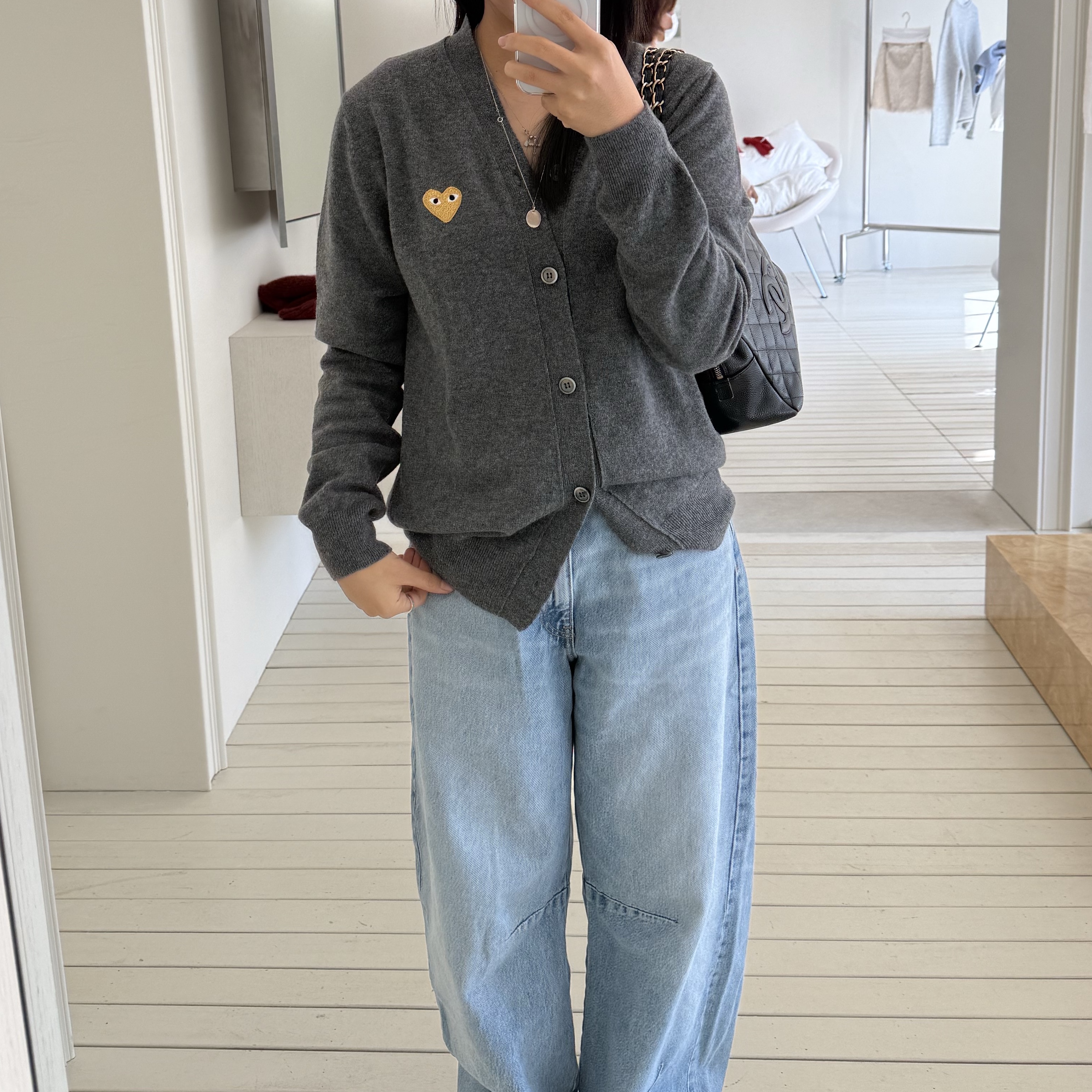 Play Comme des Garcons Gold Heart Knit Cardigan Mid Grey 착용 스타일