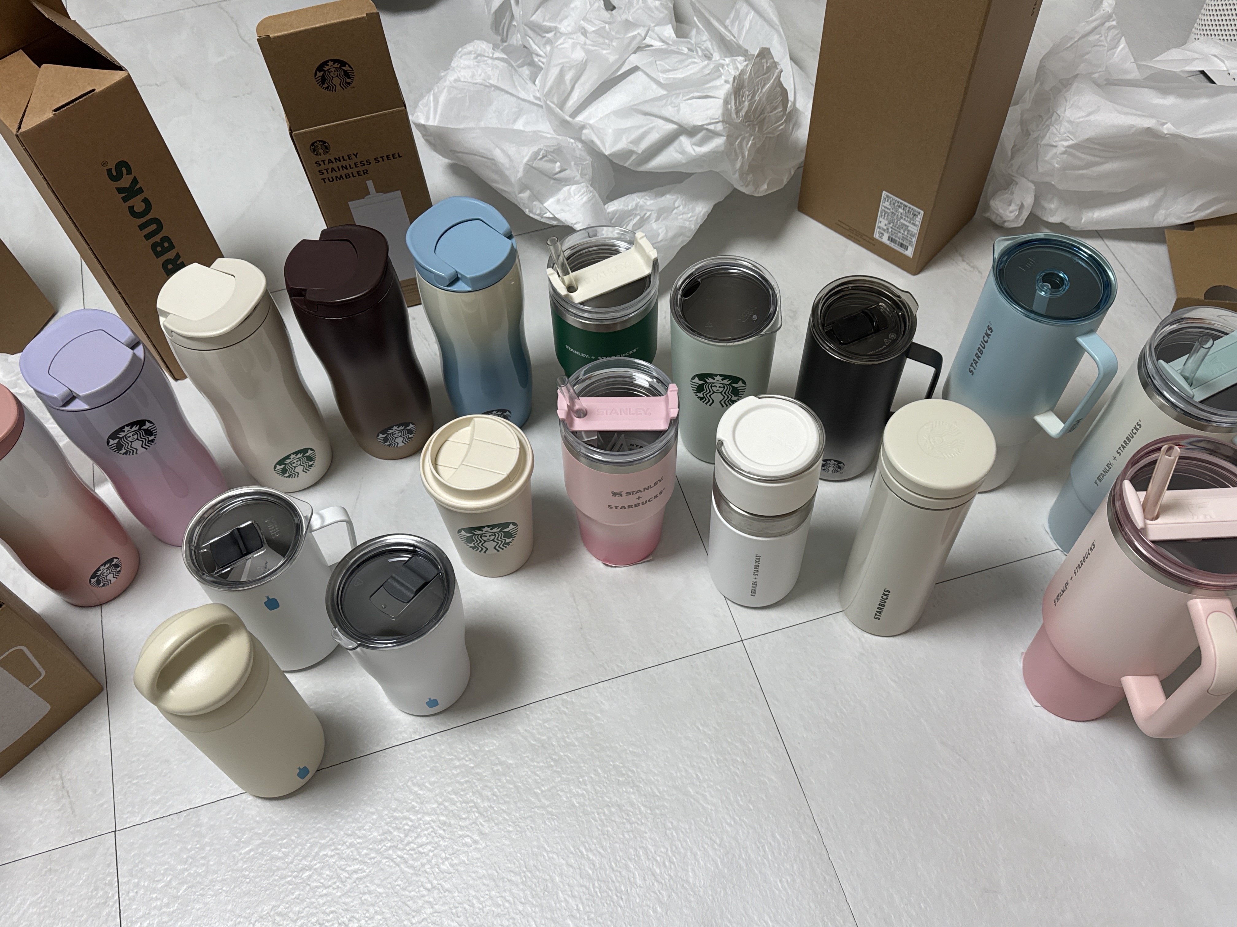 Starbucks 24 SS Stanley Pink Quencher Tumbler 1183ml, Starbucks SS Holiday Friends Quencher Tumbler 887ml 착용 스타일