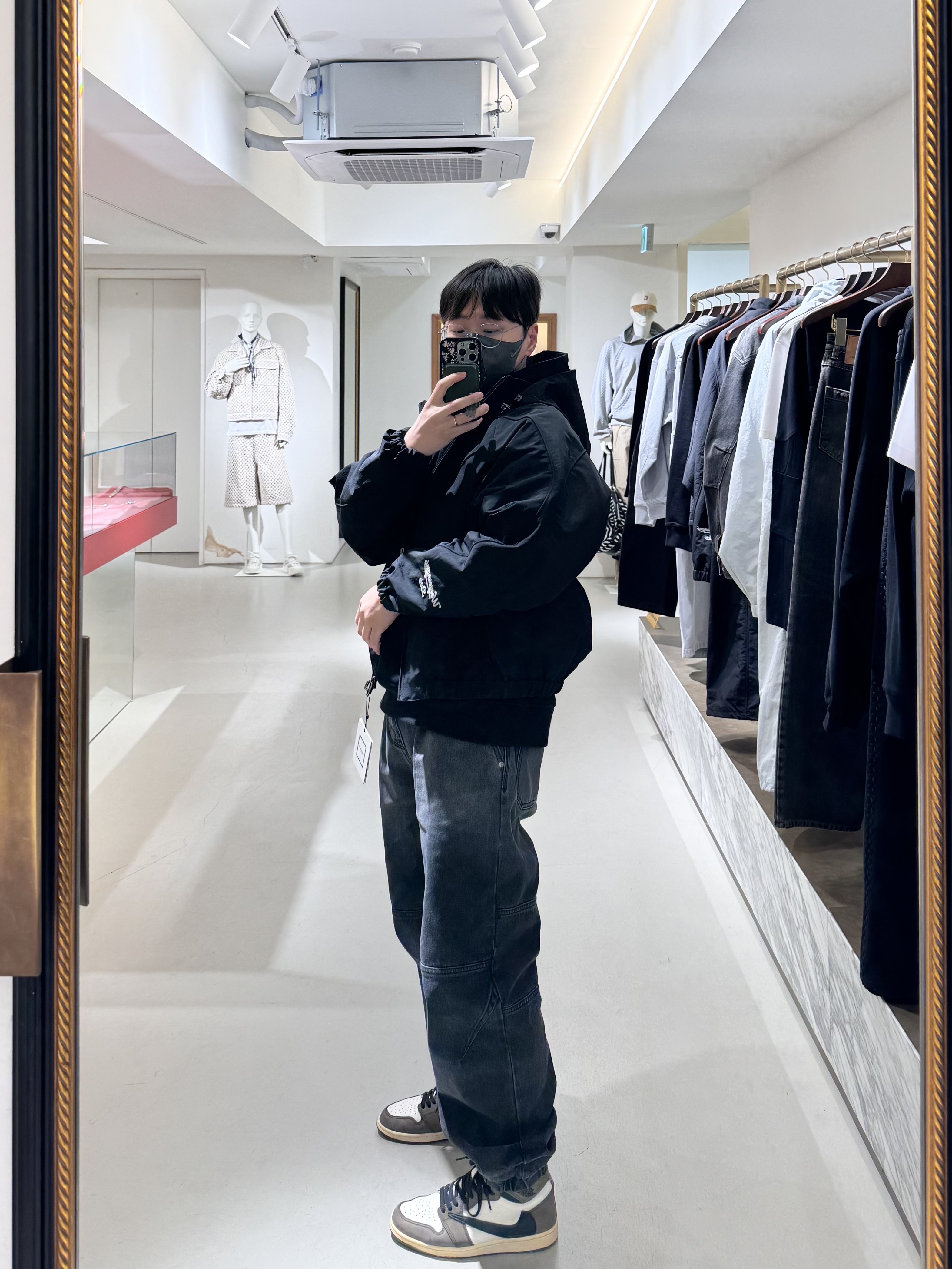 Jordan 1 x Travis Scott Retro High OG SP Mocha, Wooyoungmi Flower Back Logo Hooded T-Shirt Black - 24SS 착용 스타일 - 5