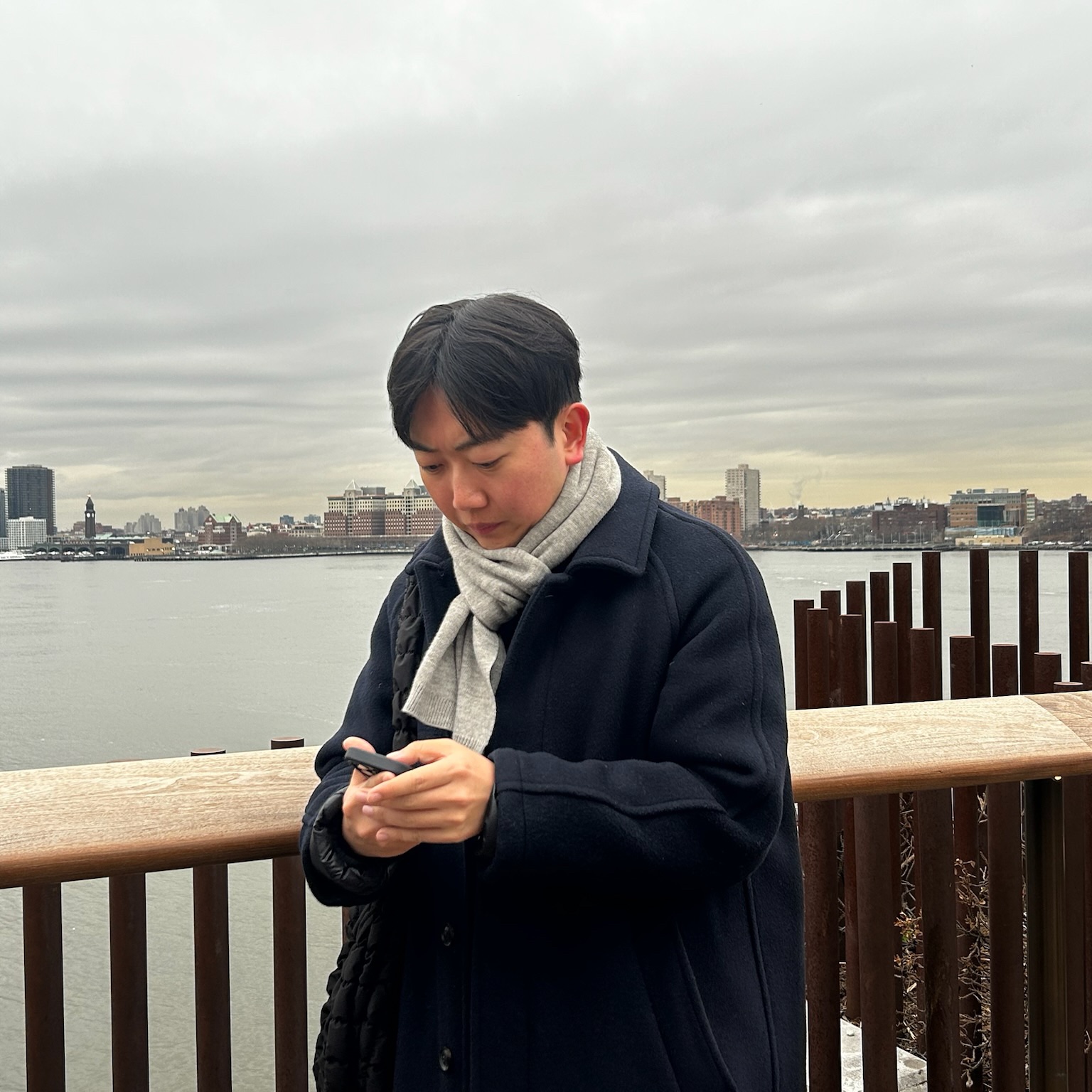 코스 퀼티드 오버사이즈 숄더백 블랙, 런던 트레디션 인버티드 플리츠 울 코트 네이비 BW 28 착용 스타일 - 2