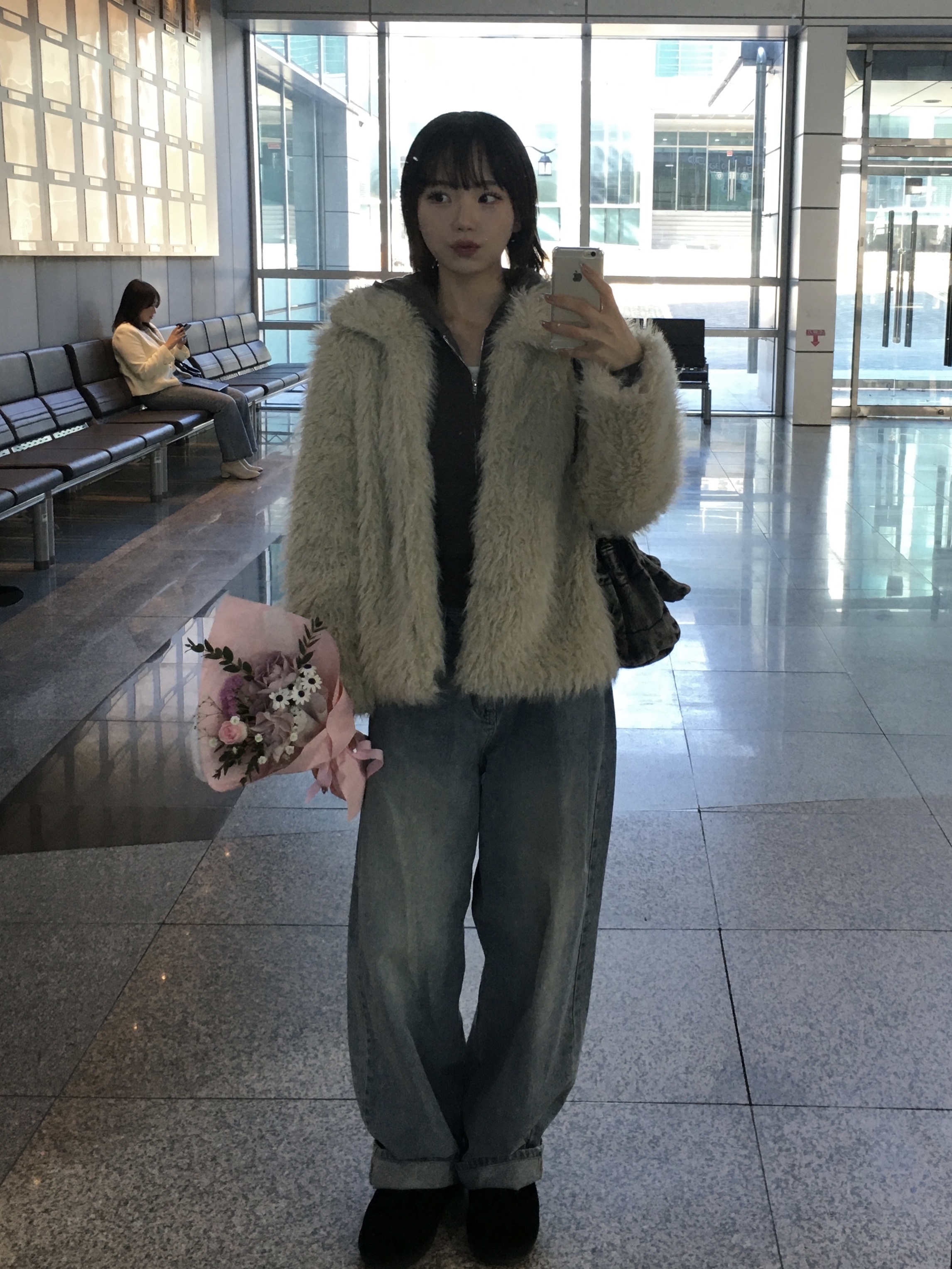 (W) UGG Tazz Slipper Black, Zara Rock Flap Shoulder Bag Denim Blue 착용 스타일 - 2
