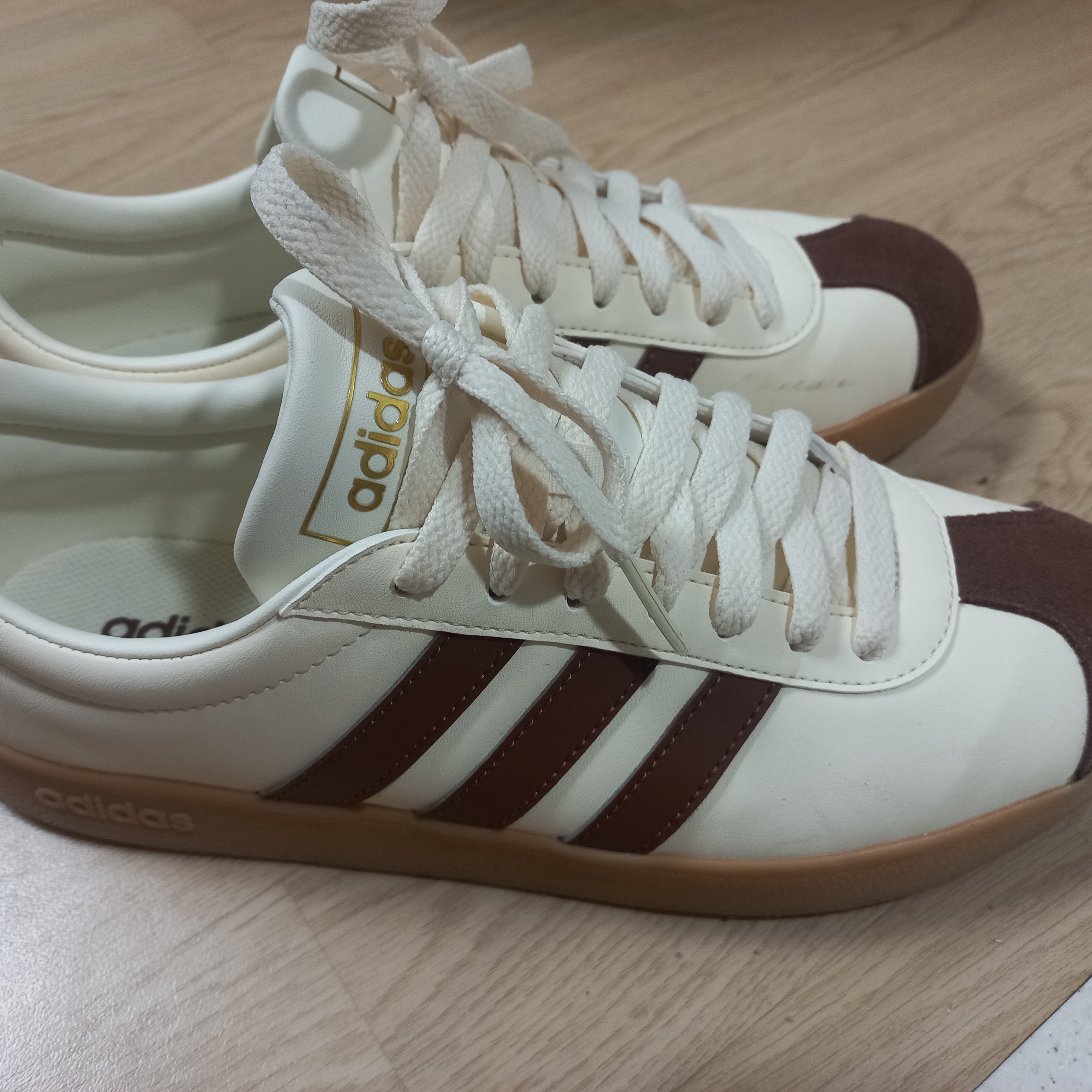 Adidas VL Court 2.0 Cream Brown 착용 스타일
