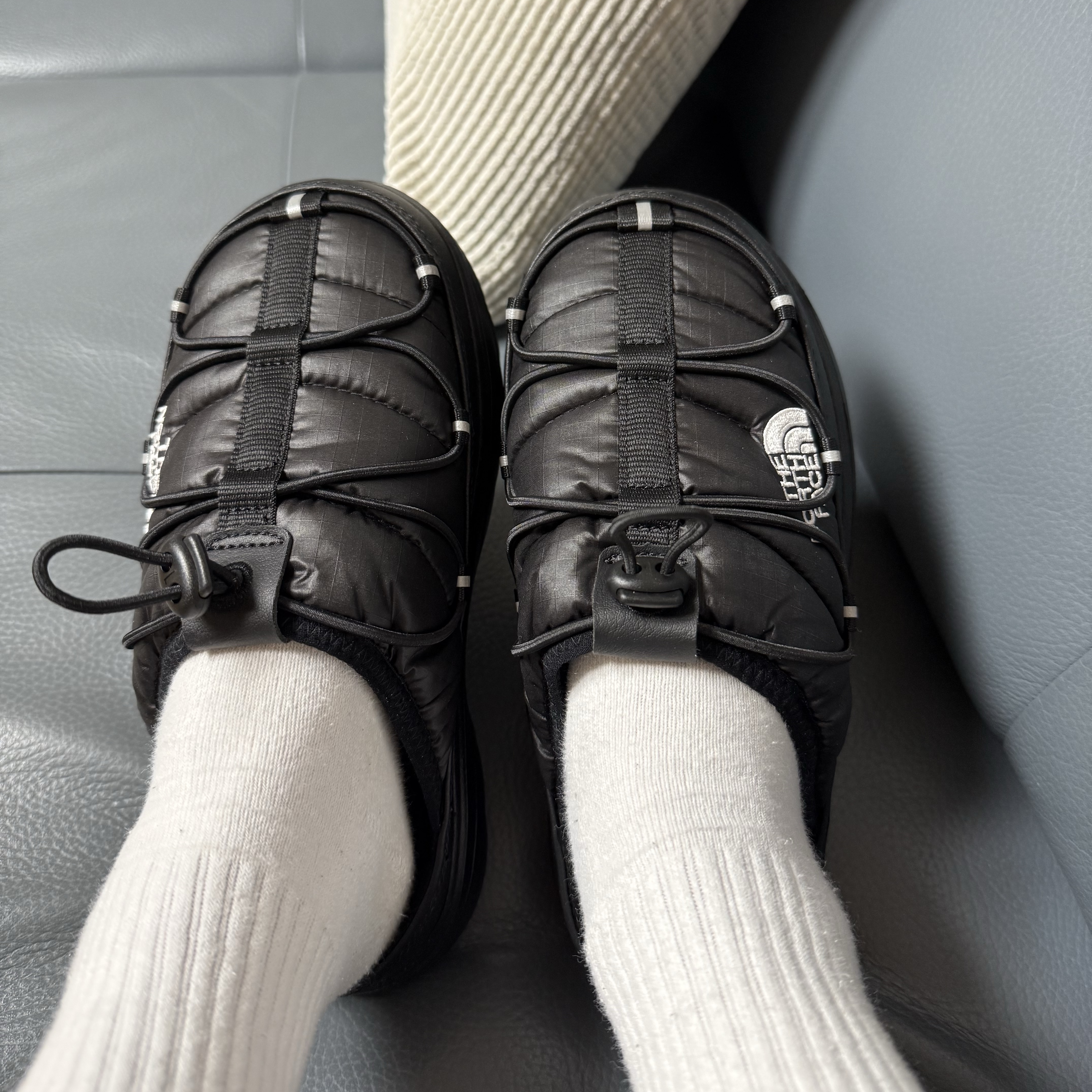 The North Face Borealis Mule Black 착용 스타일