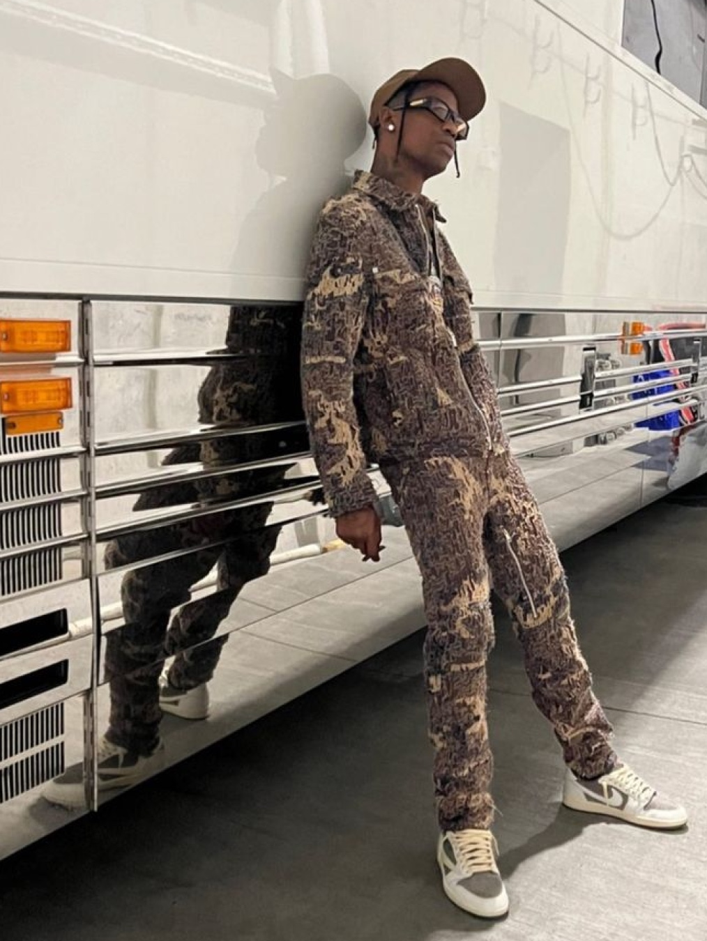 Nike x Travis Scott Mac Attack SP Light Smoke Grey, Jordan 1 x Travis Scott Retro Low OG SP Sail and Ridgerock 착용 스타일 - 3