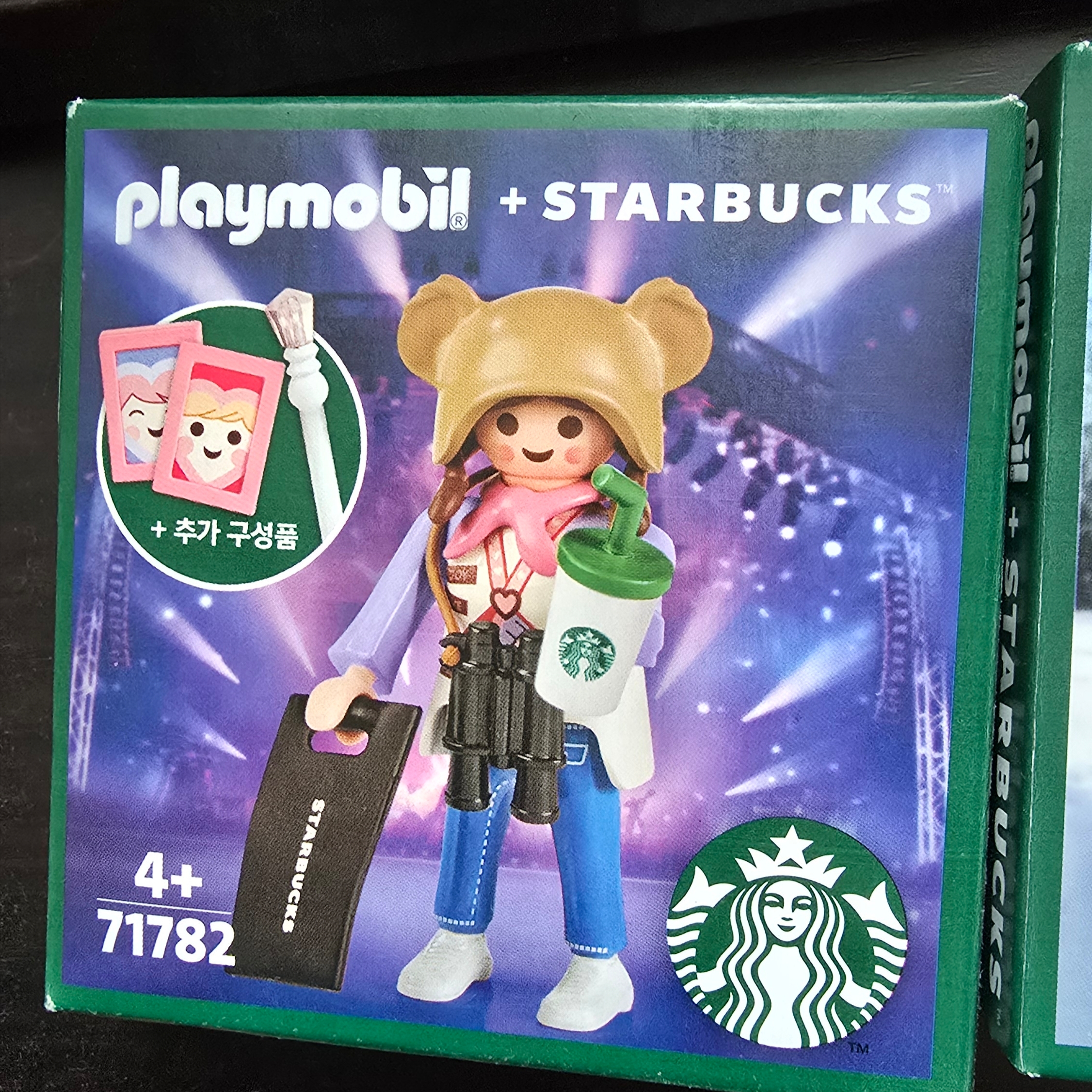 Starbucks x Playmobil Buddy Nina 착용 스타일
