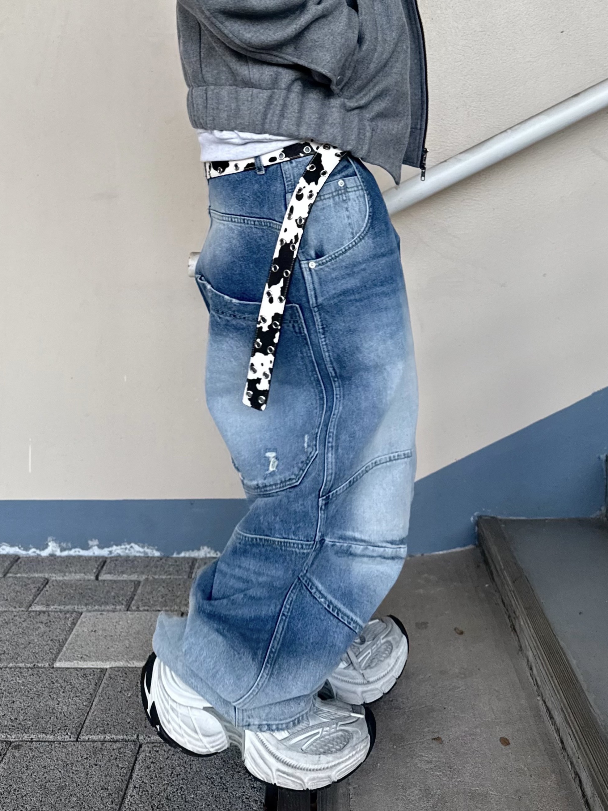 카미엔 x MJD 더블 홀 벨트 오레오 카프 헤어, 발렌시아가 10XL 스니커즈 화이트 그레이 실버 블랙 착용 스타일 - 3