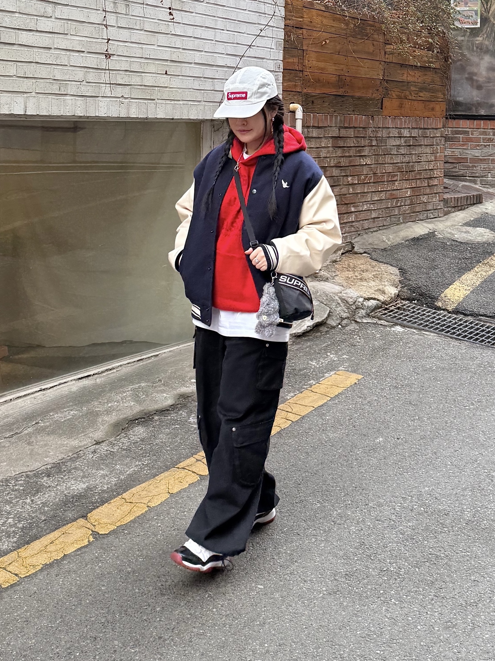 Supreme Small Cinch Pouch Black - 23FW, Supreme Waxed Ripstop Camp Cap White - 24FW 착용 스타일 - 1