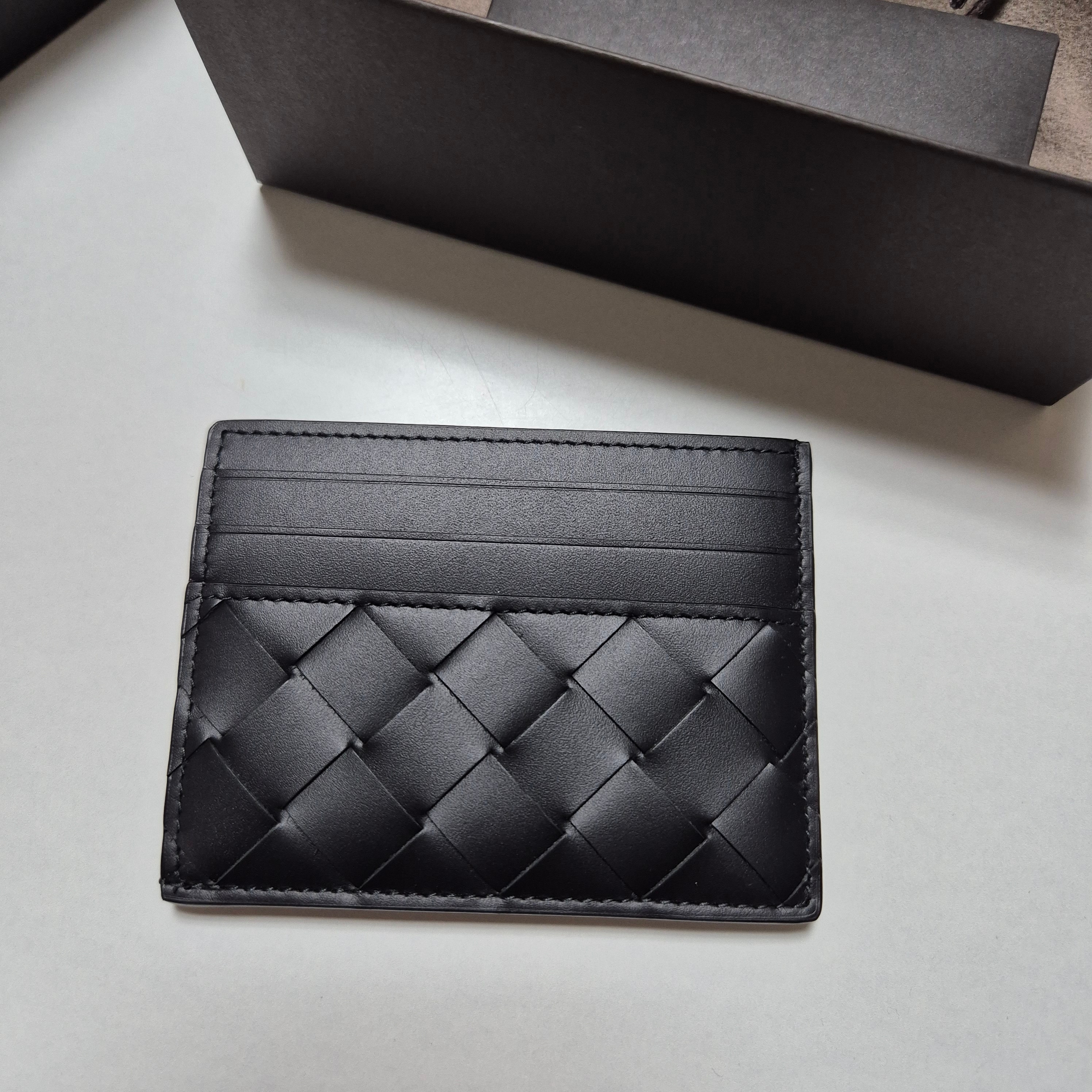 Bottega Veneta Card Case Black 착용 스타일 - 2