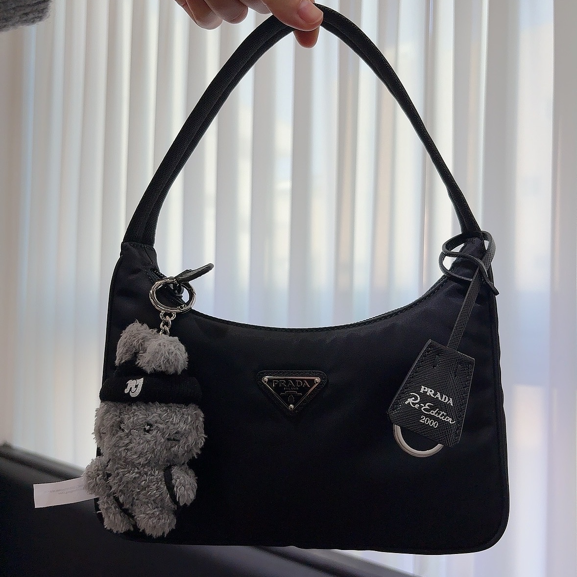 Prada Re-Edition 2000 Re-Nylon Mini Shoulder Bag Black, NewJeans Bunini Mini Costume Keyring Gray 착용 스타일