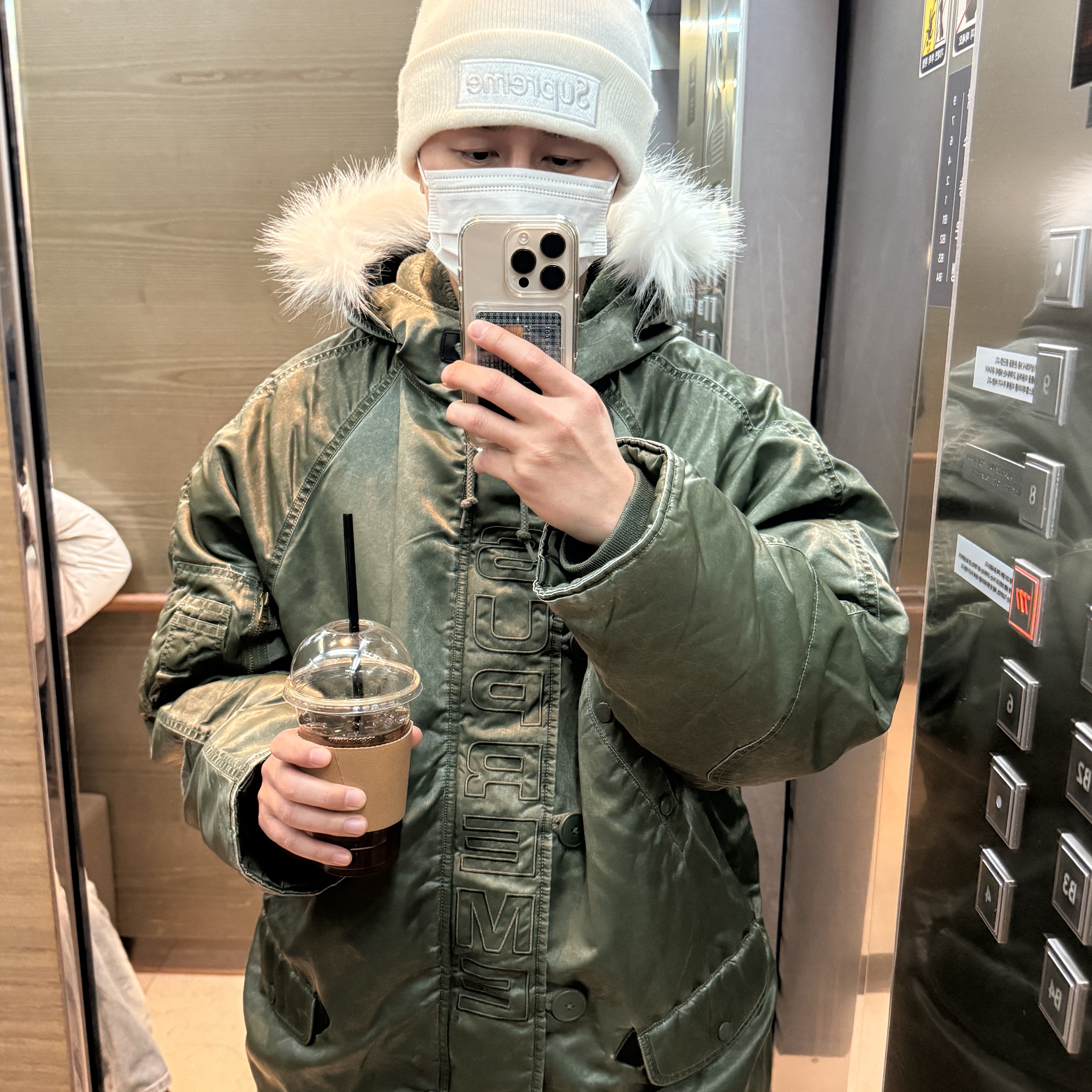 슈프림 워시드 플라이트 사틴 N-3B 파카 올리브 - 24FW, 슈프림 뉴에라 박스로고 비니 화이트 - 23FW 착용 스타일 - 2