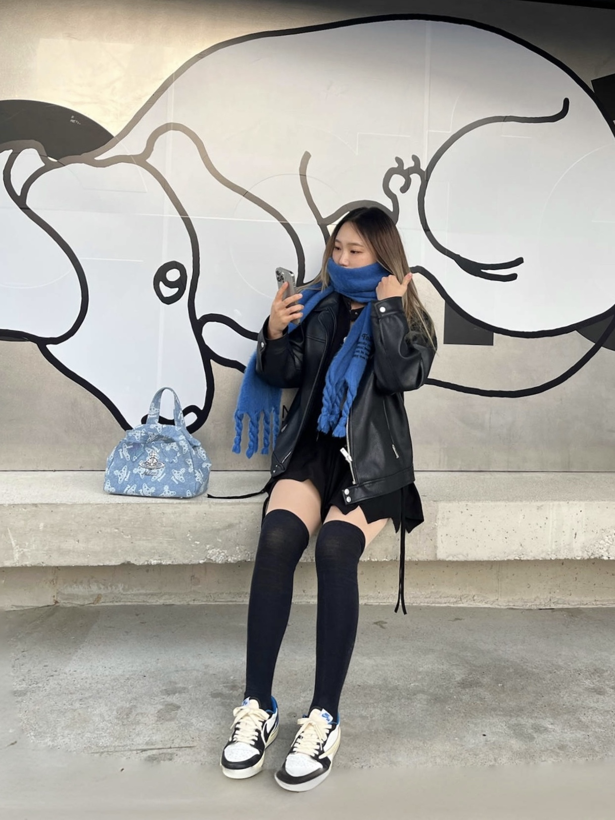 Palace x Vivienne Westwood Bowling Bag Orb Print - 24FW, Jordan 1 x Travis Scott x Fragment Retro Low OG SP Military Blue 착용 스타일 - 1