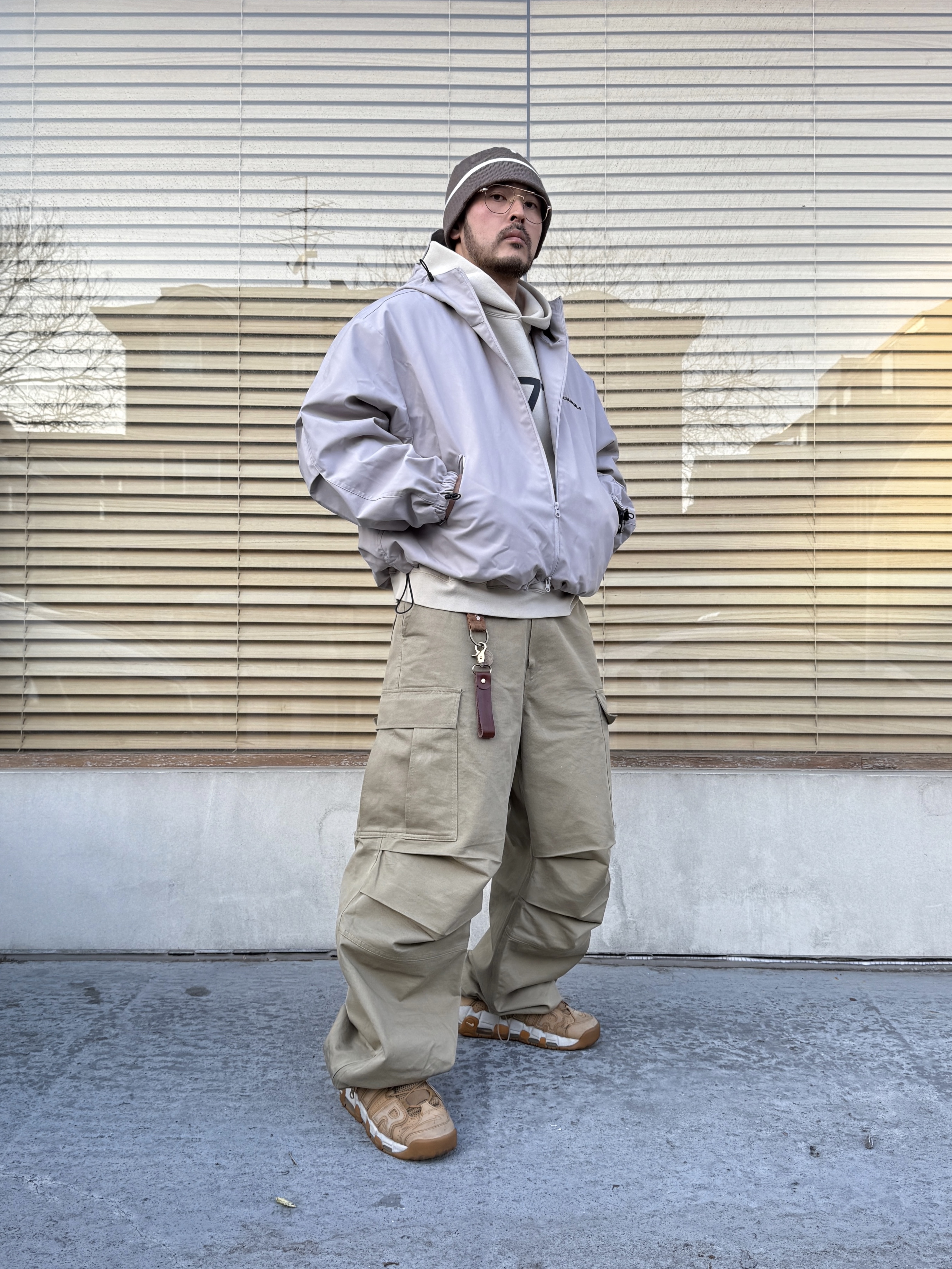 NOMANUAL Penon Wind Shell Warm Gray, Nike Air More Uptempo Flax 착용 스타일 - 2