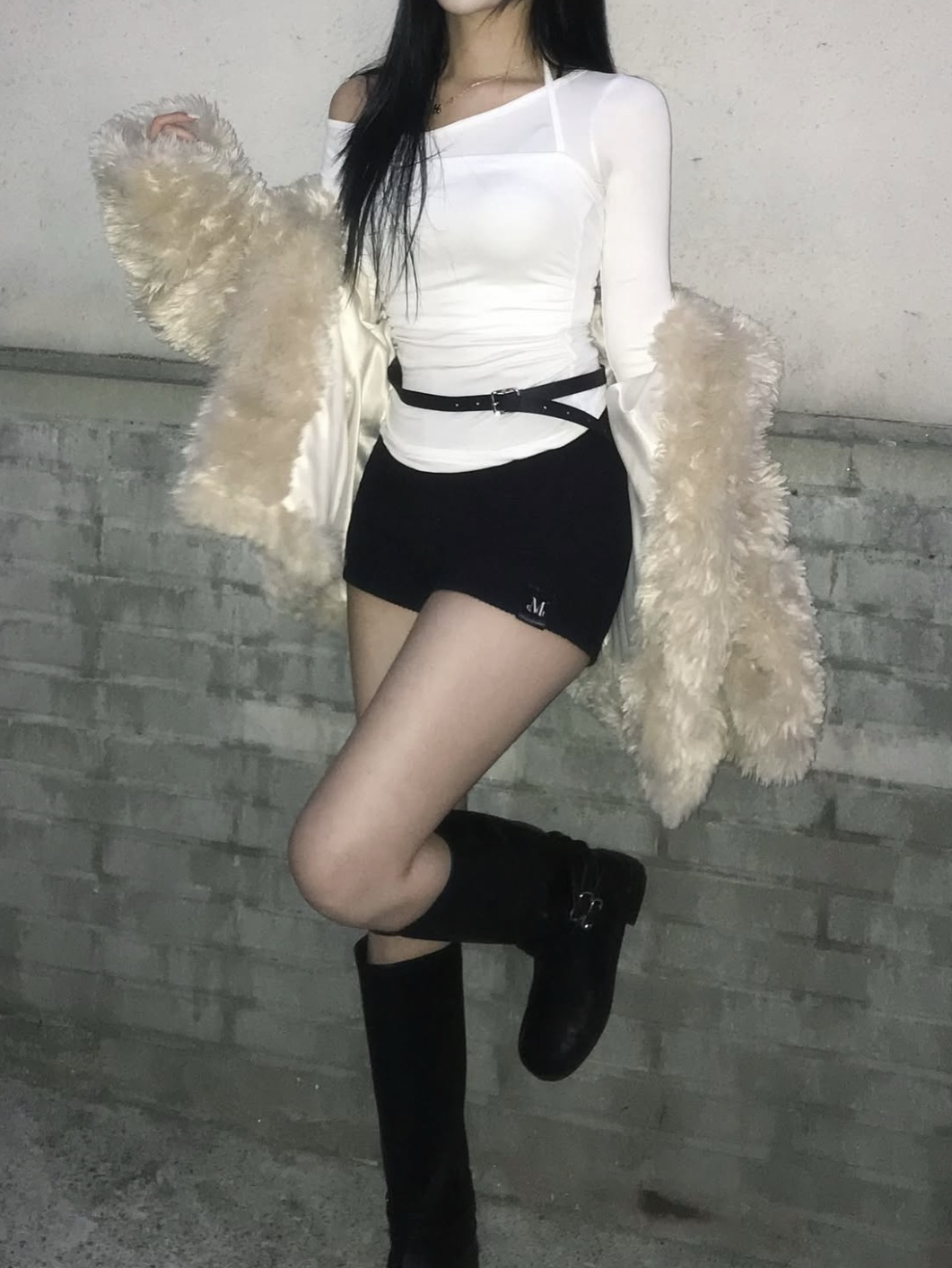 MUCENT Sepi Micro Shorts Black 착용 스타일 - 2