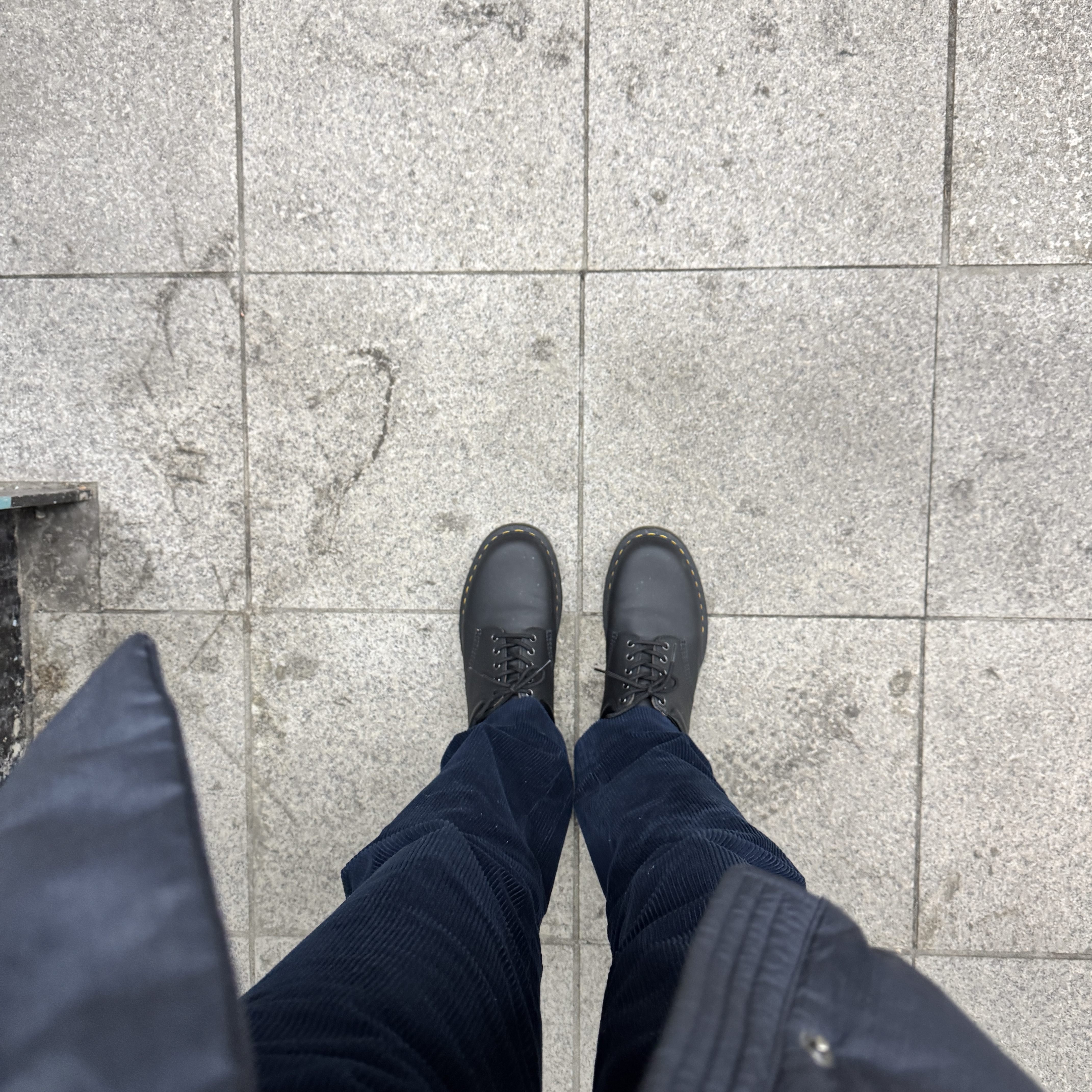 Dr. Martens 8053 Nappa Leather Casual Black 착용 스타일