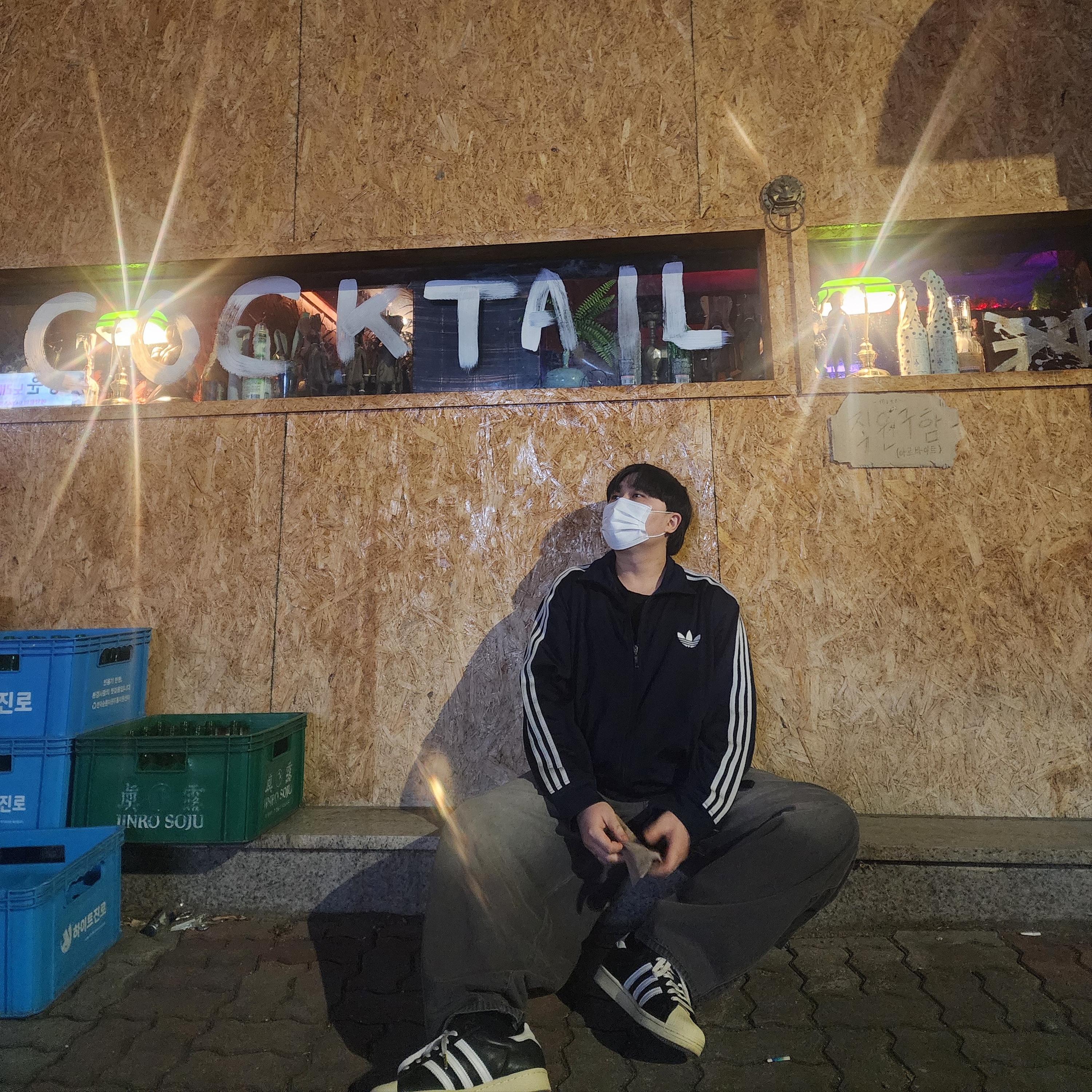 Adidas Superstar Premium Black White, The North Face Mini Nuptse Jacket Keyring Black - 23FW 착용 스타일 - 1