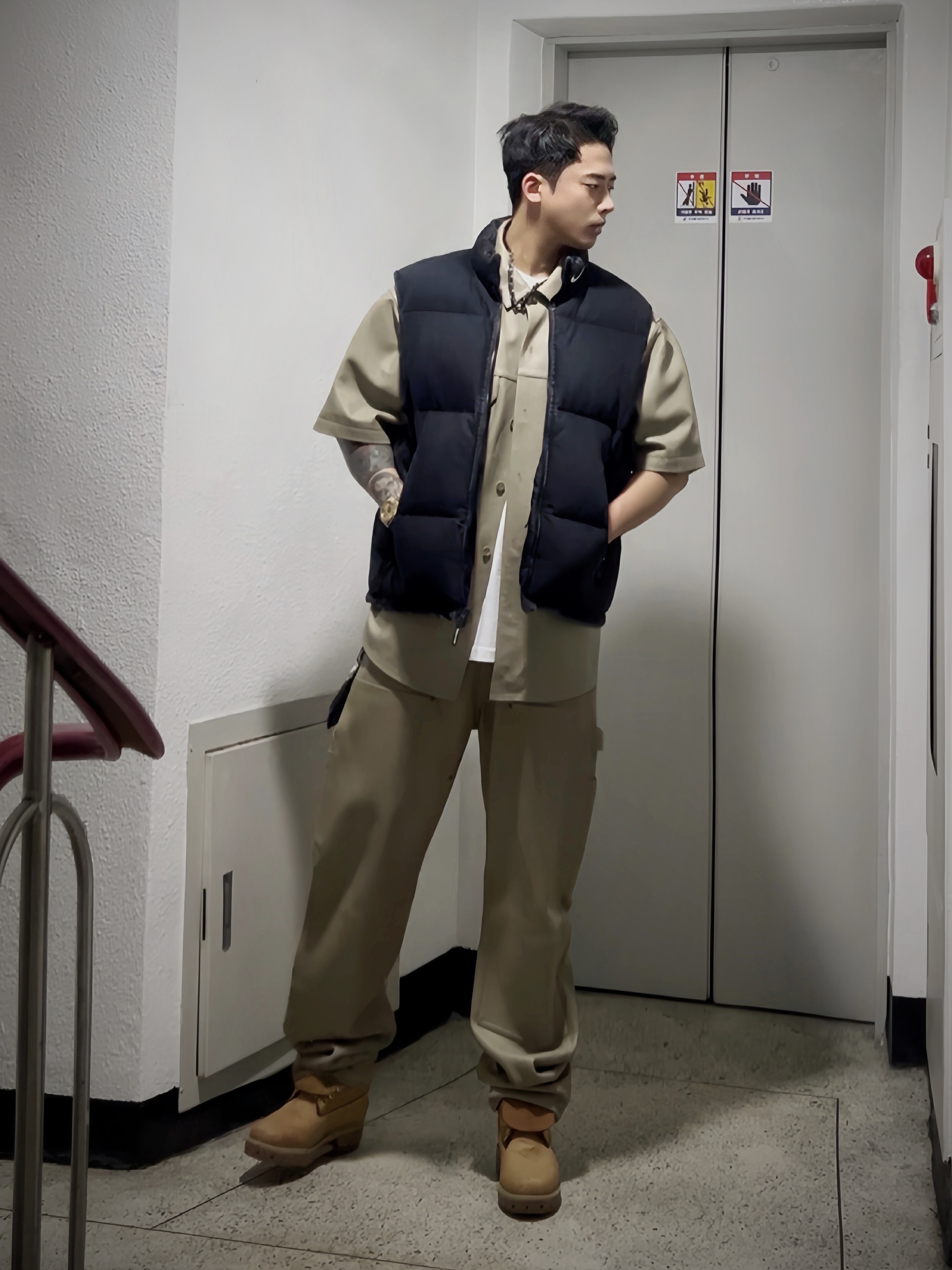 슈프림 레더 숏슬리브 워크 셔츠 탄 - 23FW, 슈프림 레더 더블 니 페인터 팬츠 탄 - 23FW 착용 스타일 - 2