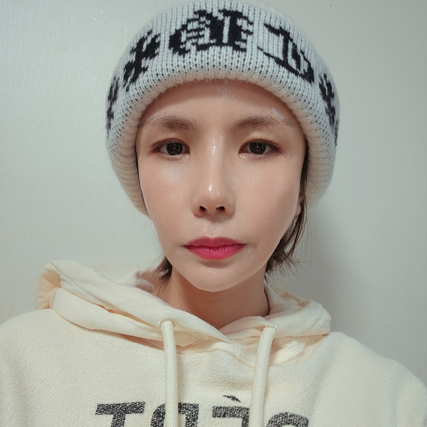 크롬하츠 빅 대디 캐시미어 비니 화이트 (스타 탑 버튼 버전), 샤넬 스퀘어 프레임 아세테이트 & 블랙 착용 스타일 - 2