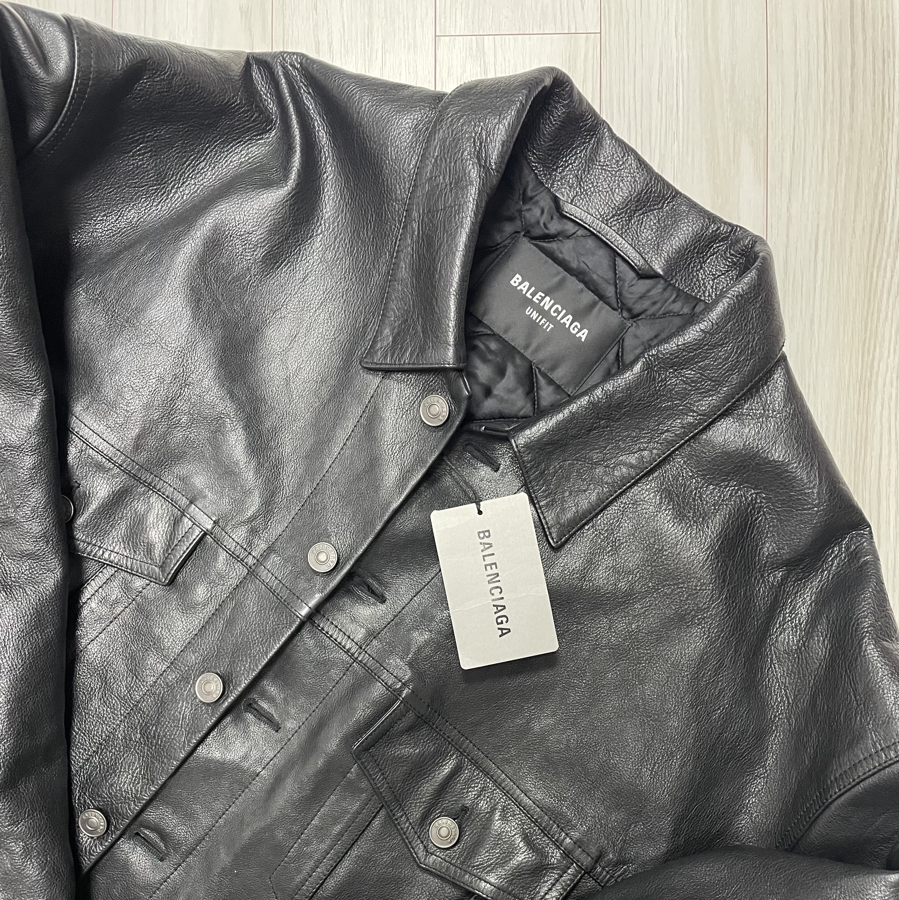 Balenciaga Buffalo Leather Padded Trucker Jacket Black 착용 스타일 - 2