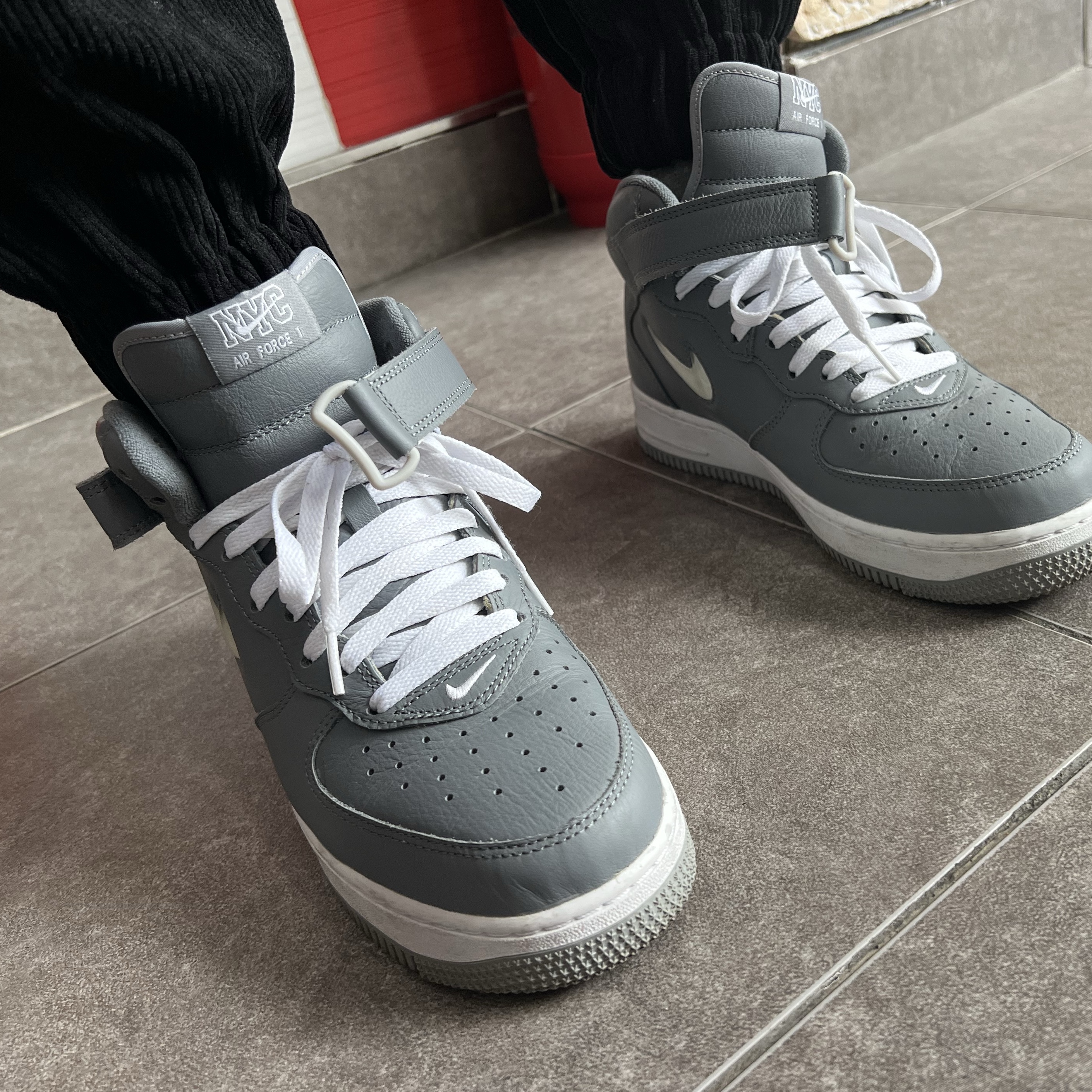Nike Air Force 1 Mid QS NYC Cool Grey 착용 스타일 - 2