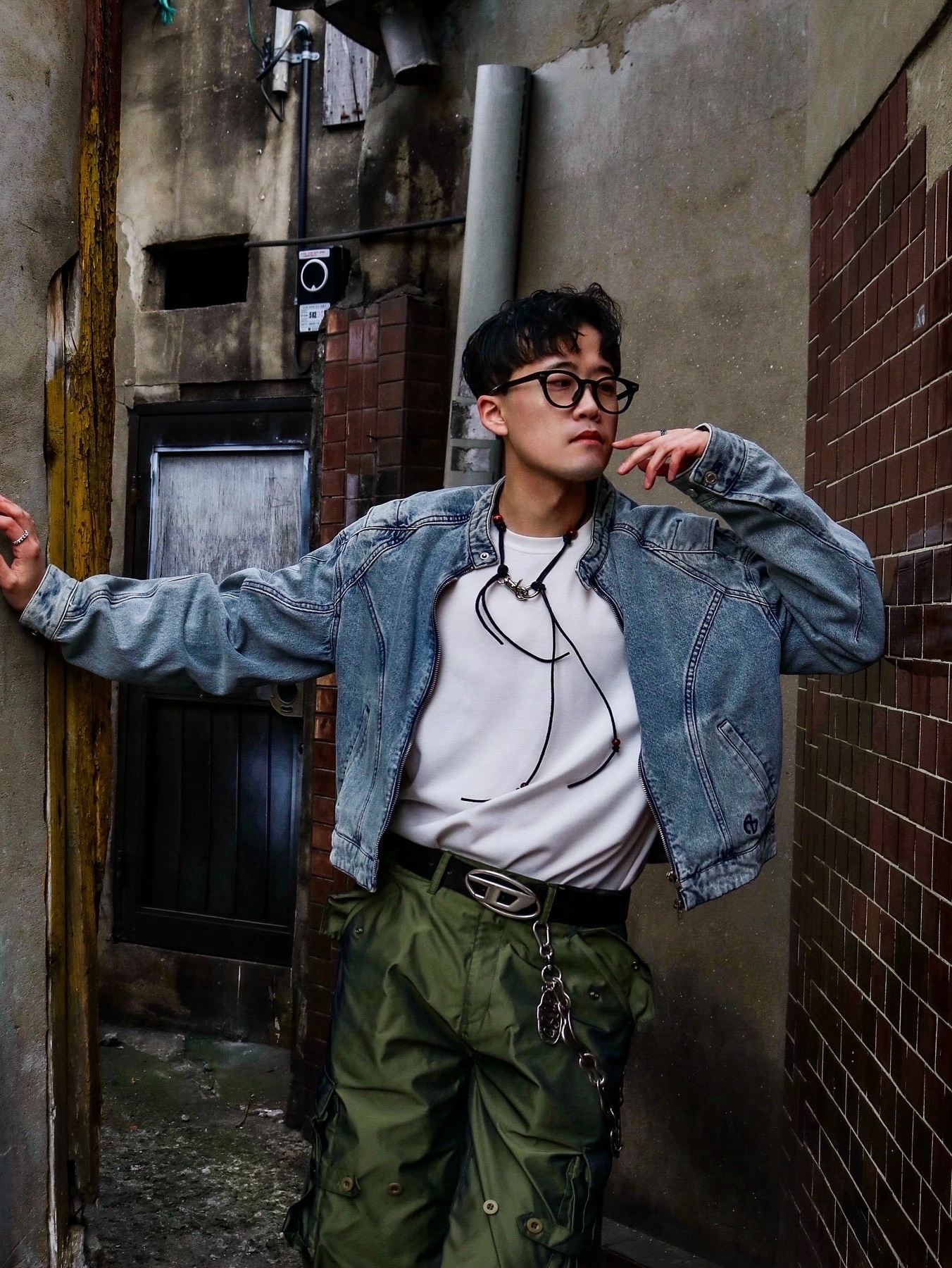 Nike x Martine Rose Shox MR4 Safety Orange, Diesel B-1DR Leather Belt with D Buckle Black 착용 스타일 - 3