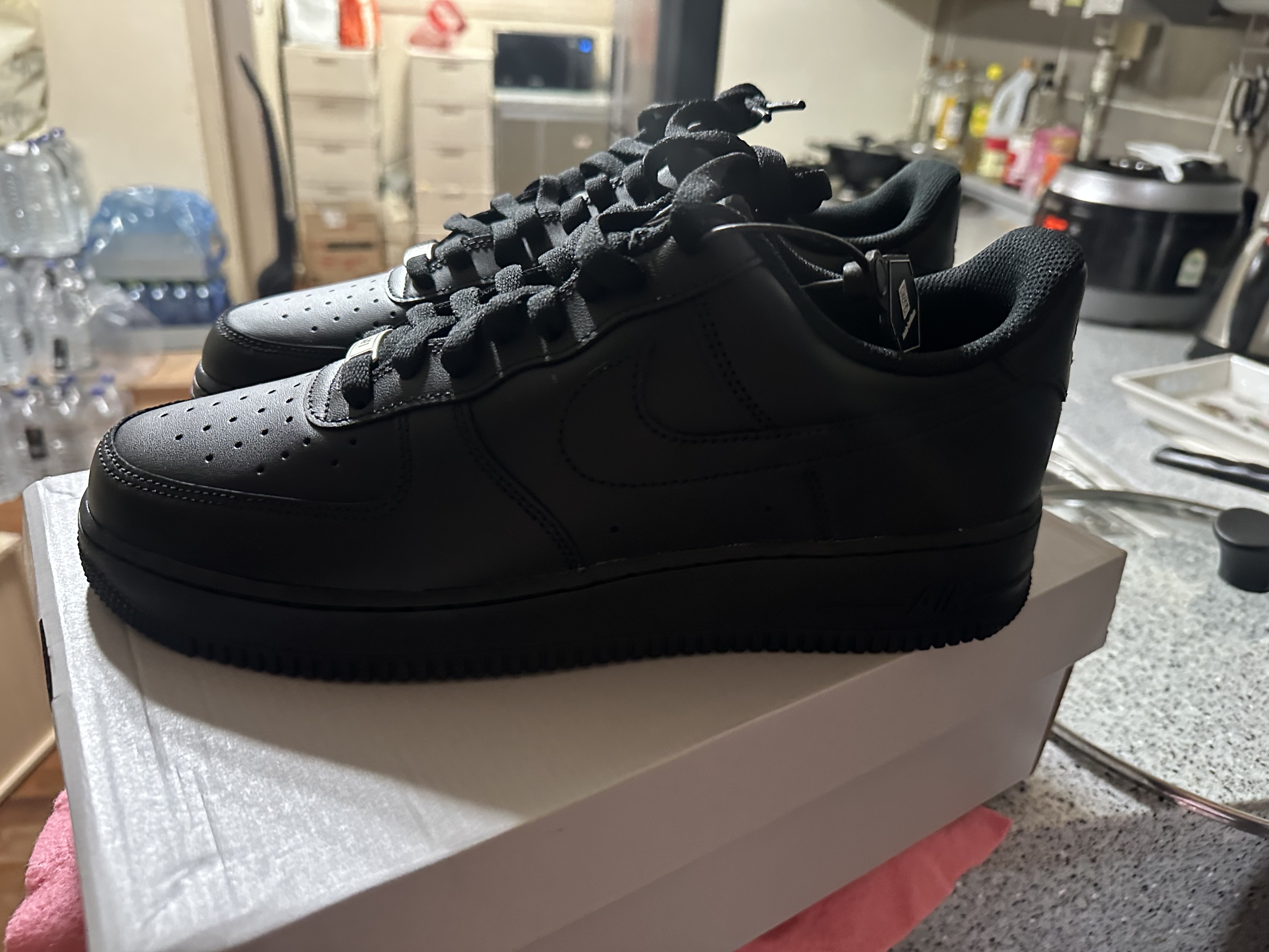 Nike Air Force 1 '07 Low Triple Black 착용 스타일