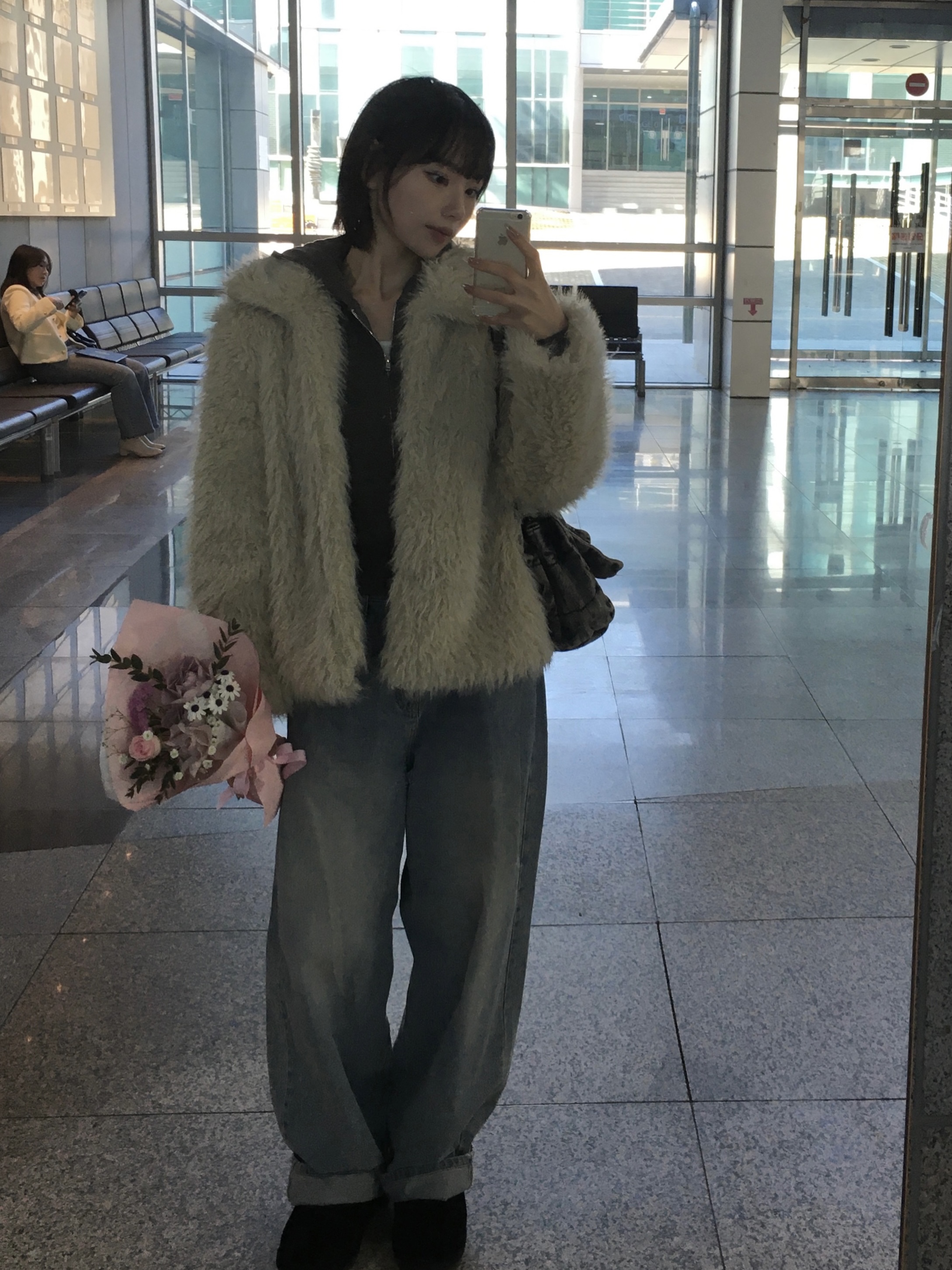 (W) UGG Tazz Slipper Black, Zara Rock Flap Shoulder Bag Denim Blue 착용 스타일 - 1