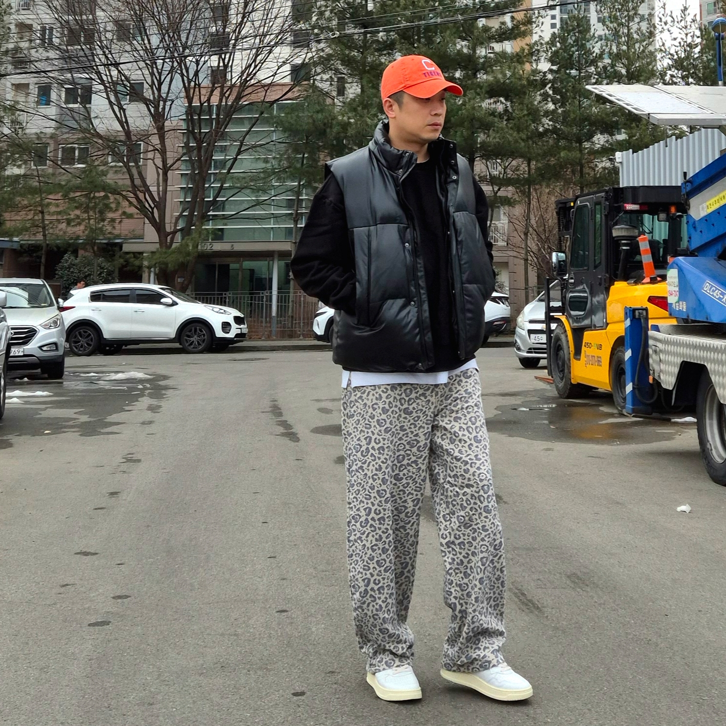Autry Medalist Low Leather Sneakers White Black, NOMANUAL Penon Wind Shell Warm Gray 착용 스타일 - 2