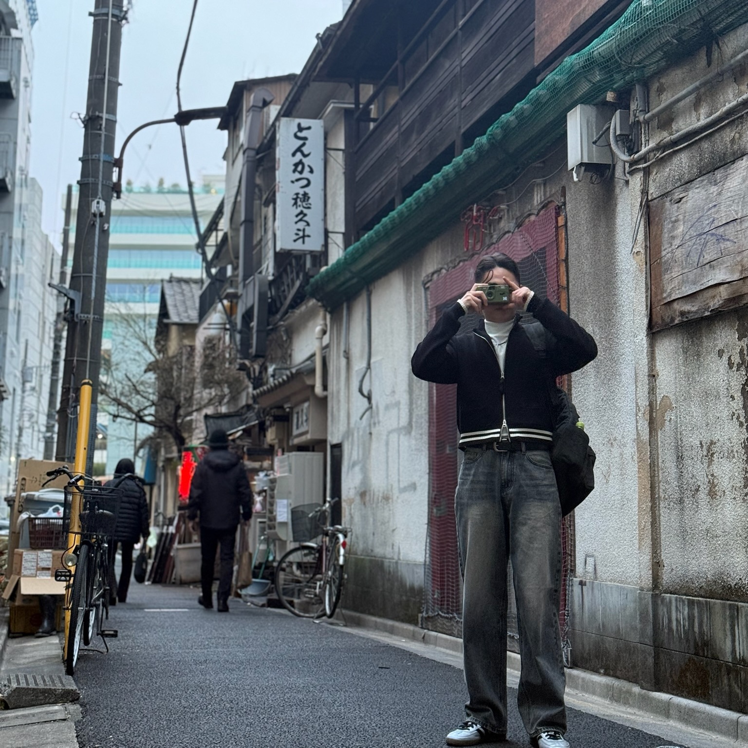 Matin Kim Spell Point Stripe Knit Cardigan Black, Stussy Canvas Backpack Washed Black 착용 스타일 - 1
