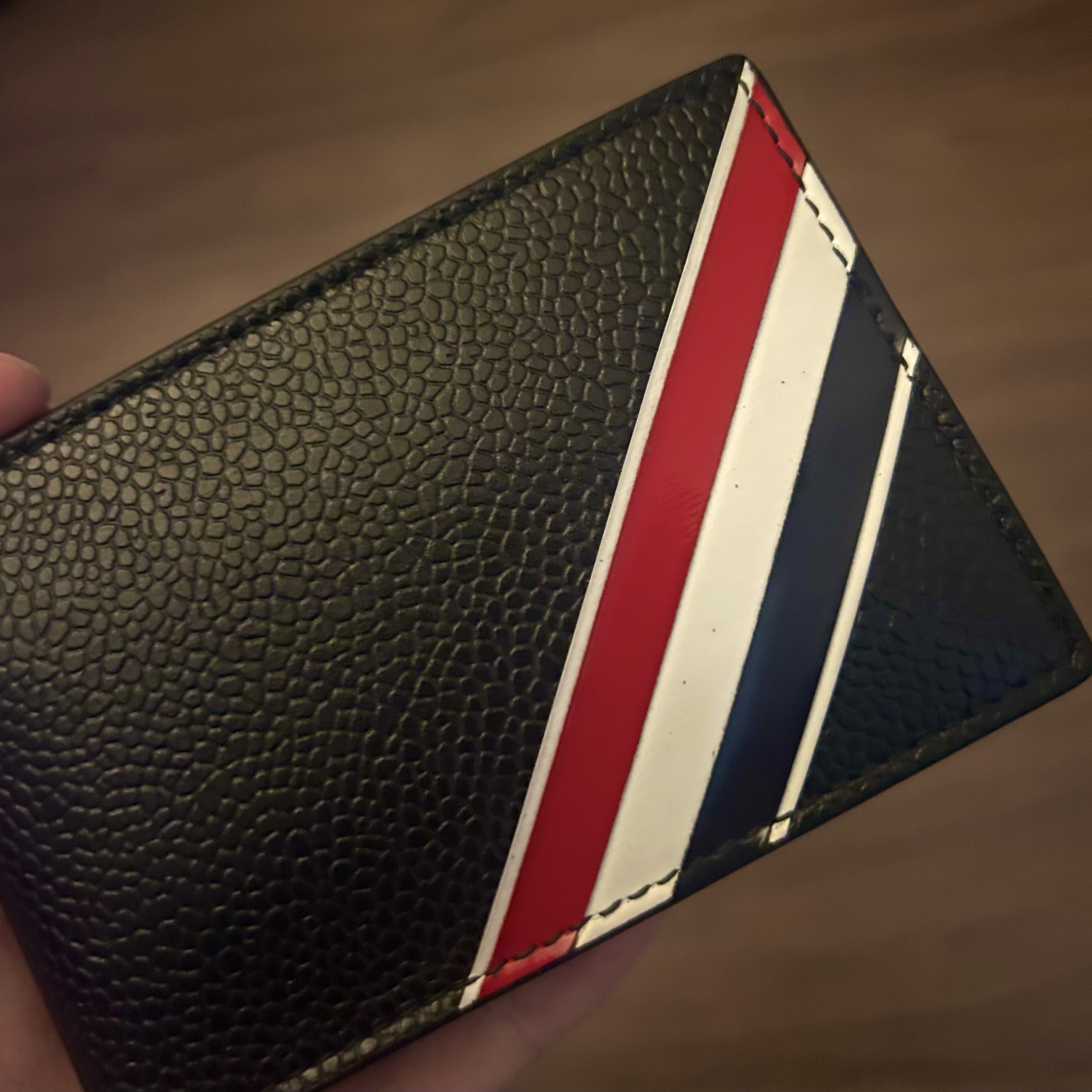 Thom Browne Pebble Grained Leather RWB Wallet Black 착용 스타일 - 2