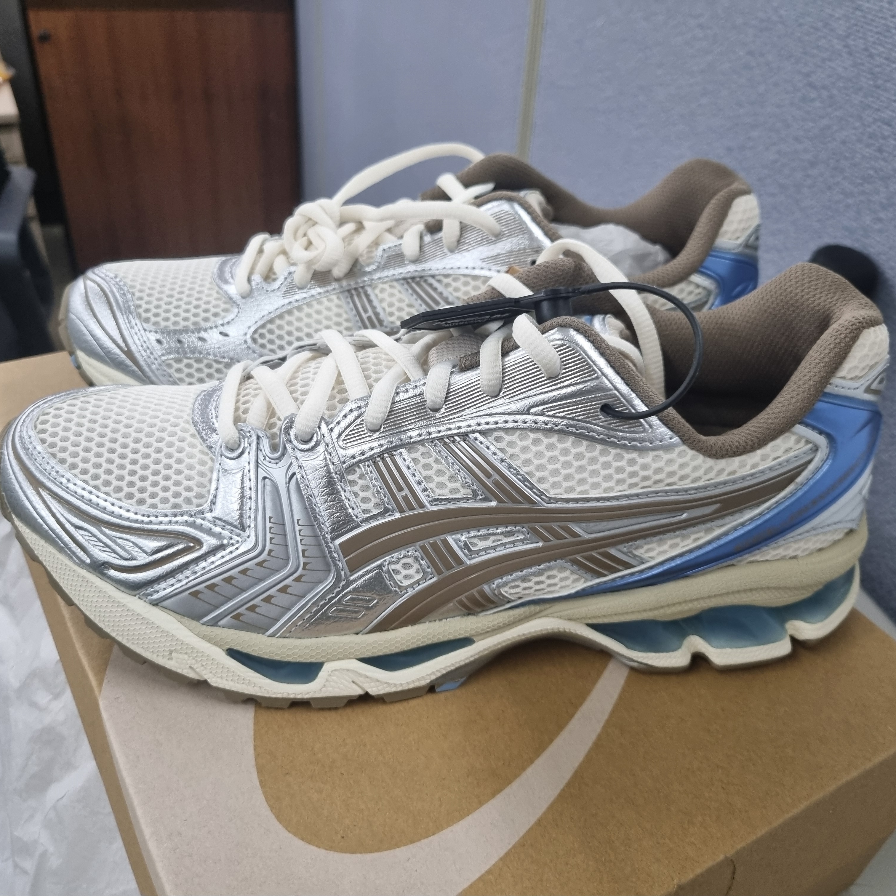 (W) Asics Gel-Kayano 14 Cream Pepper 착용 스타일 - 1