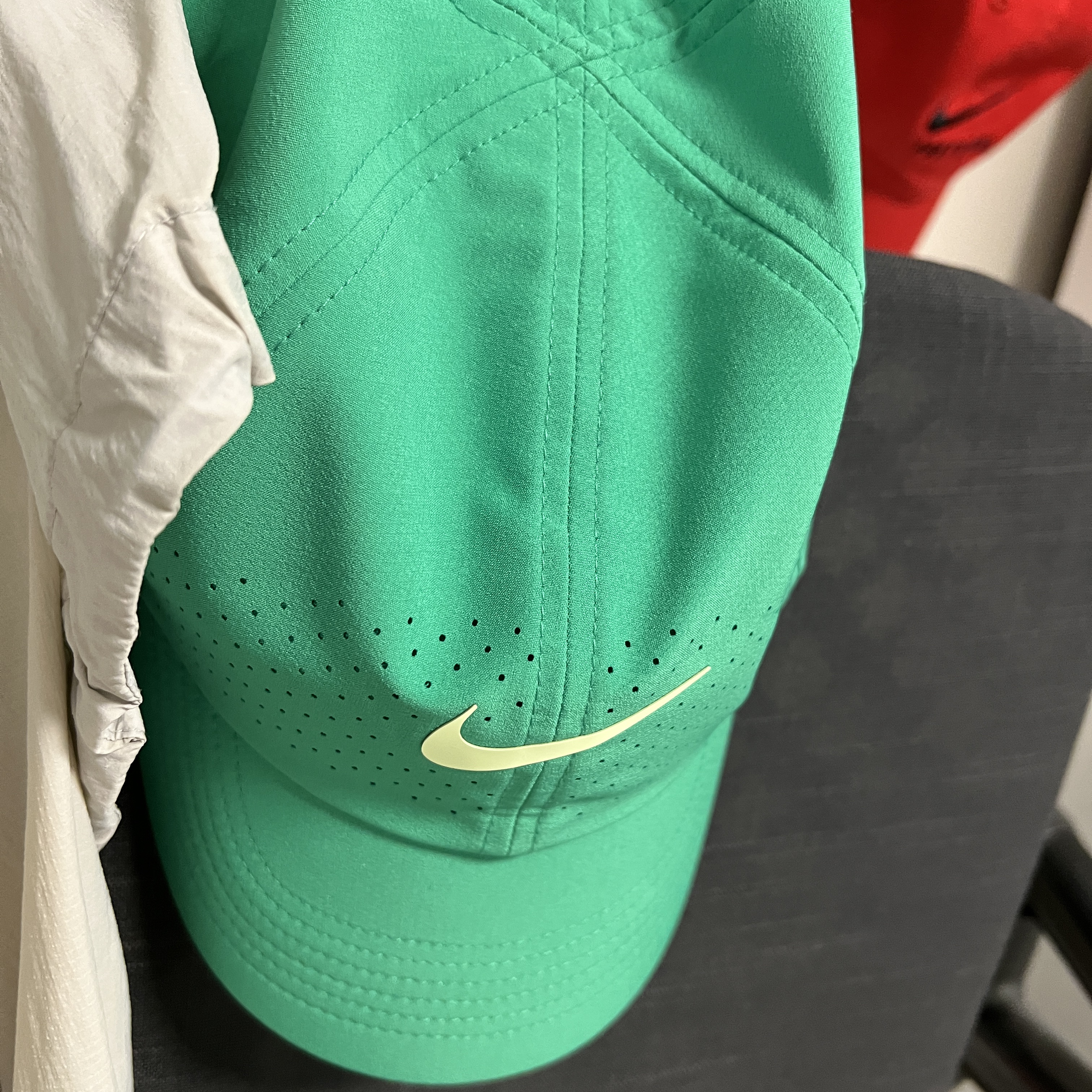 Nike Dri-Fit ADV Club Unstructured Tennis Cap Stadium Green Barely Volt, NOMANUAL A.G Hoodie Dark Navy 착용 스타일 - 1