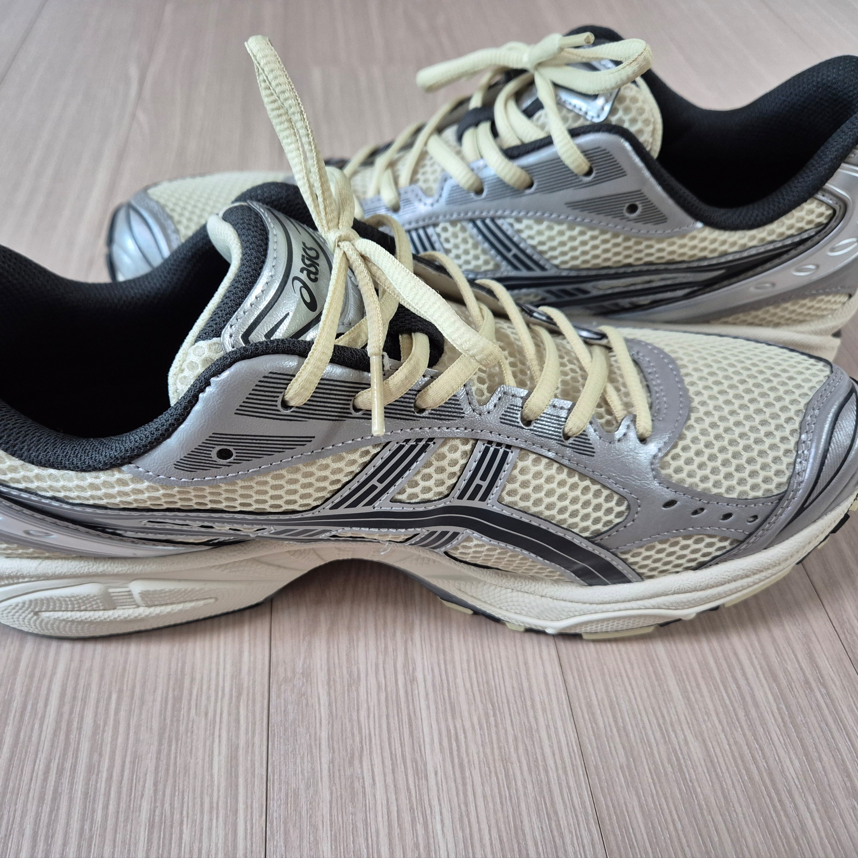 Asics Gel-Kayano 14 Oyster White Steeple Grey 착용 스타일 - 5