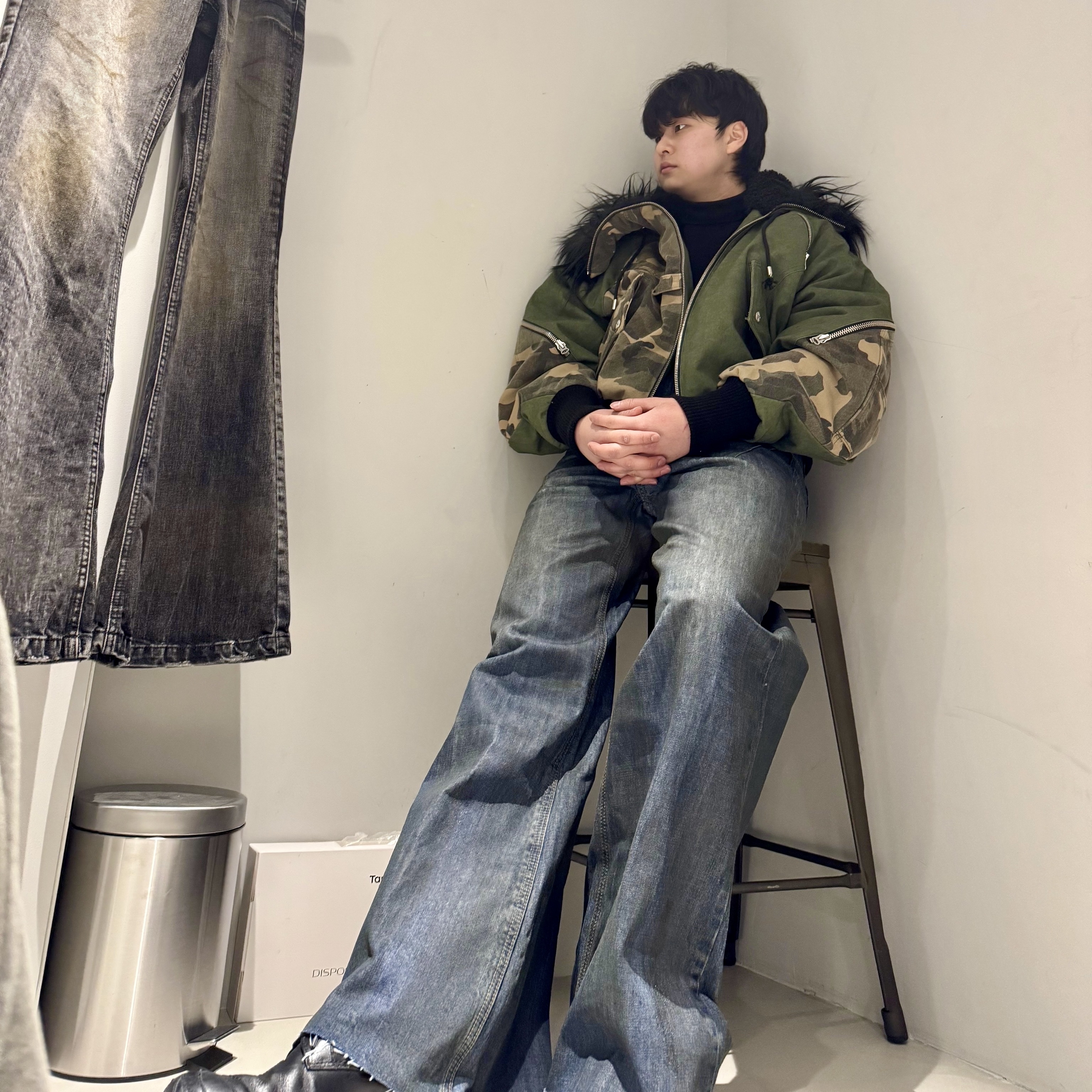 Surgery Croissant Cargo N2B Jumper Khaki, Sundayoffclub Waxed Wide Leg Denim Luster Blue 착용 스타일 - 2