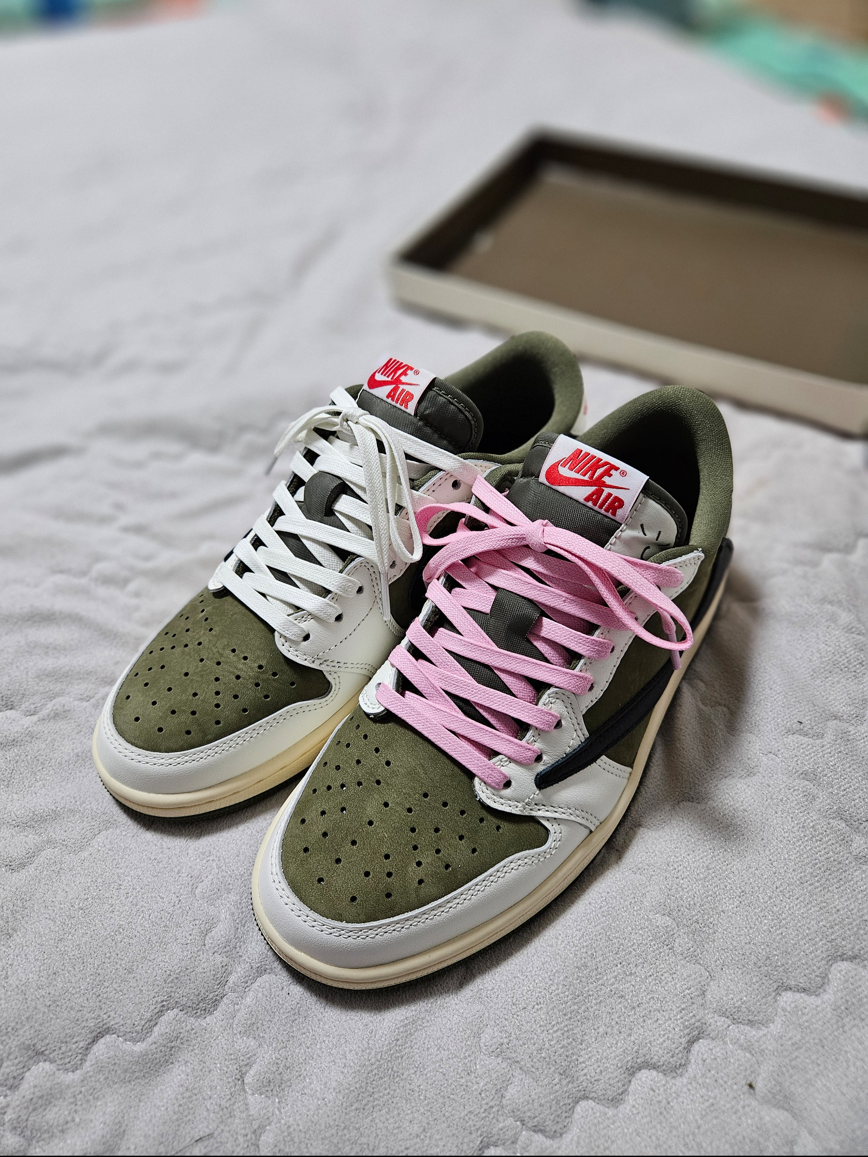 Jordan 1 x Travis Scott Retro Low OG SP Reverse Olive 착용 스타일 - 2