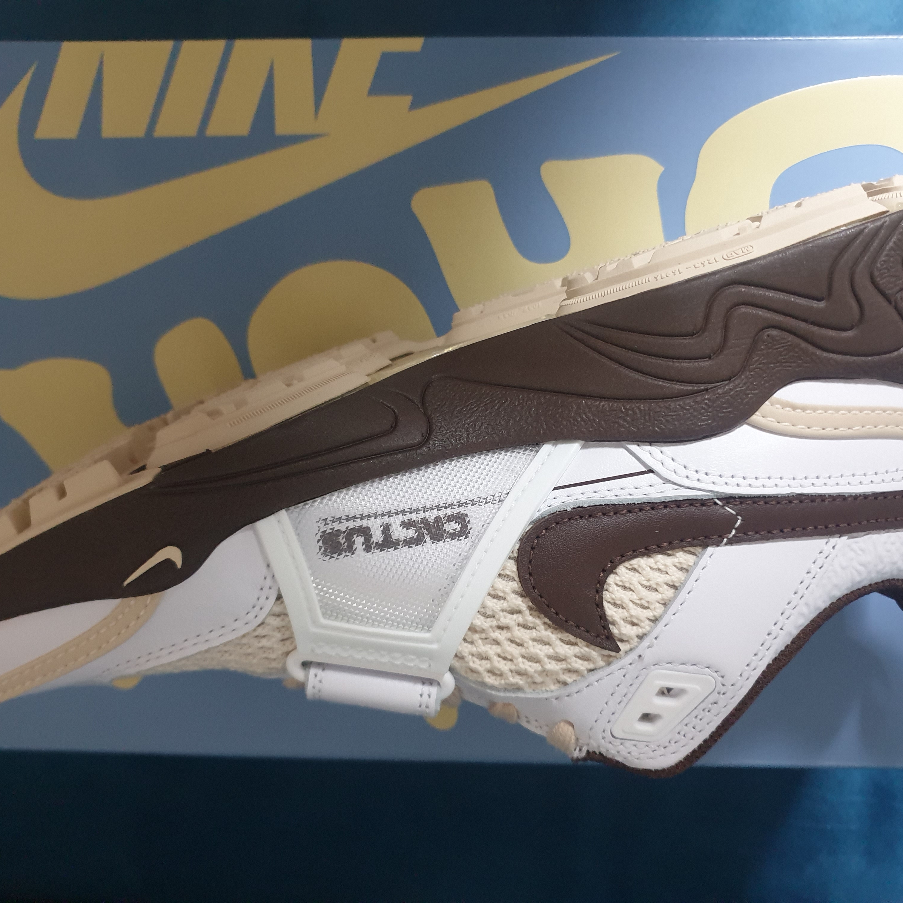 Nike x Travis Scott Zoom Field Jaxx White and Light Chocolate 착용 스타일