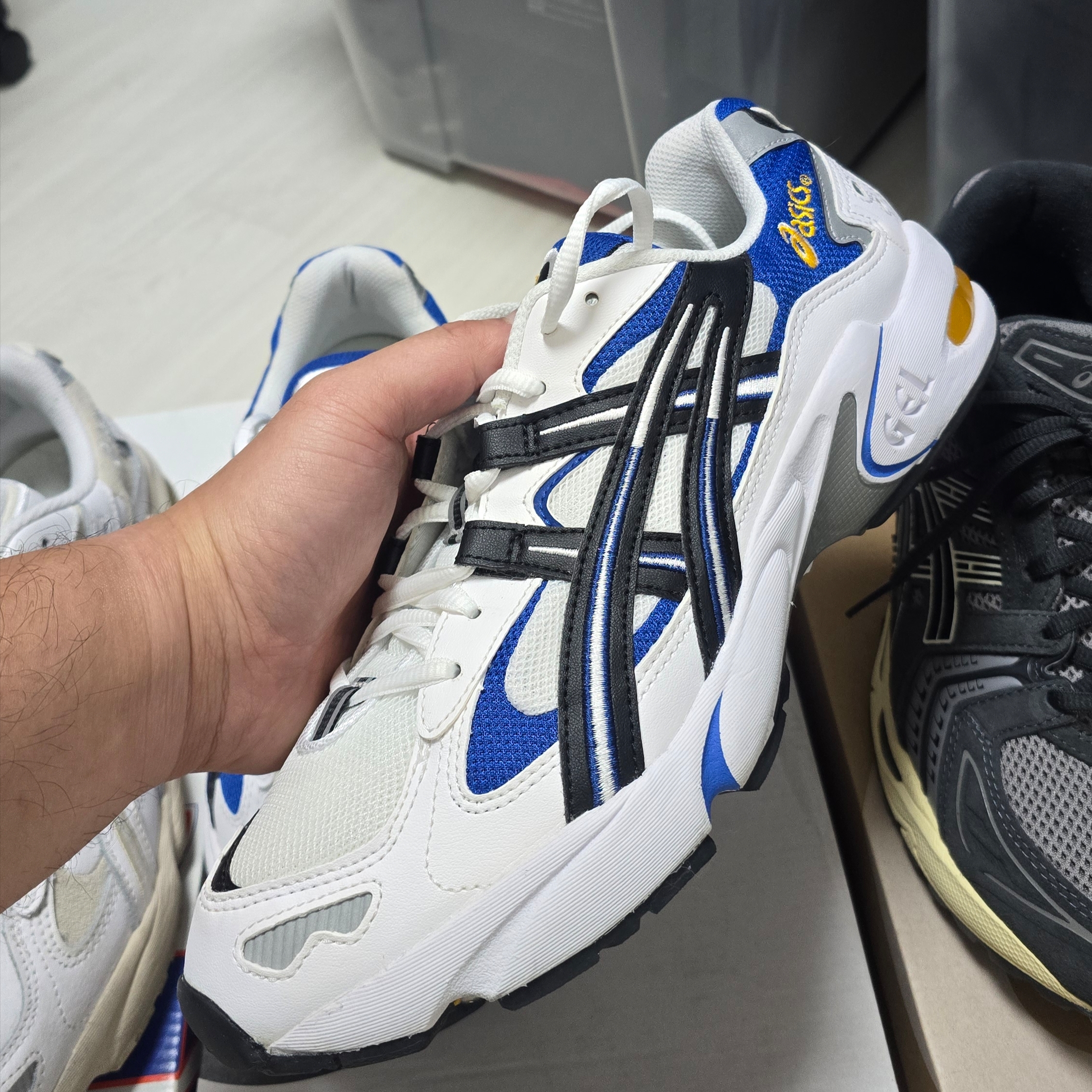 아식스 젤 카야노 5 OG 화이트 블랙 착용 스타일 - 2