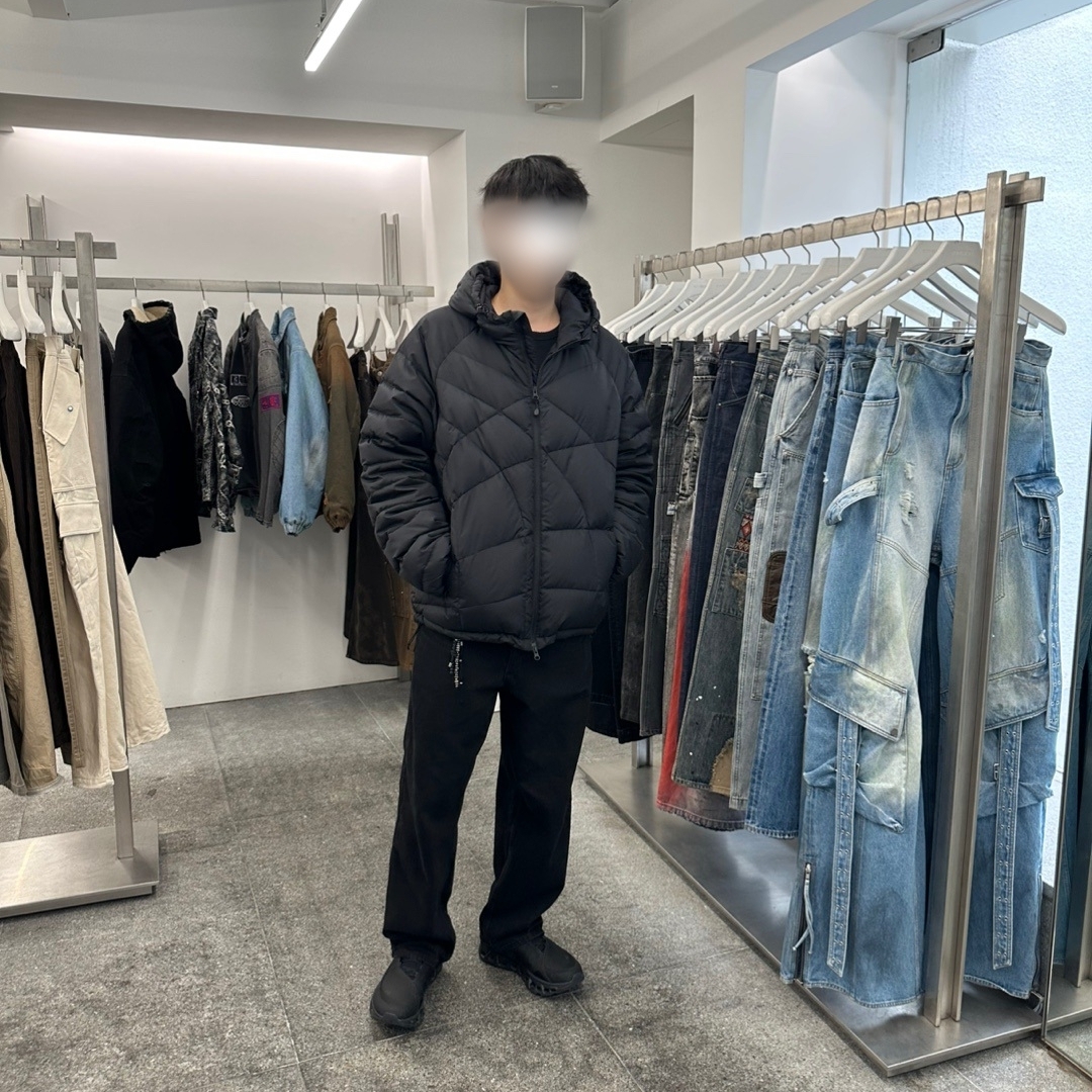 온 러닝 x 포스트 아카이브 팩션 (파프) 클라우드몬스터 2 블랙 마그넷, 해칭룸 웹 구스 다운 퍼퍼 블랙 착용 스타일 - 1