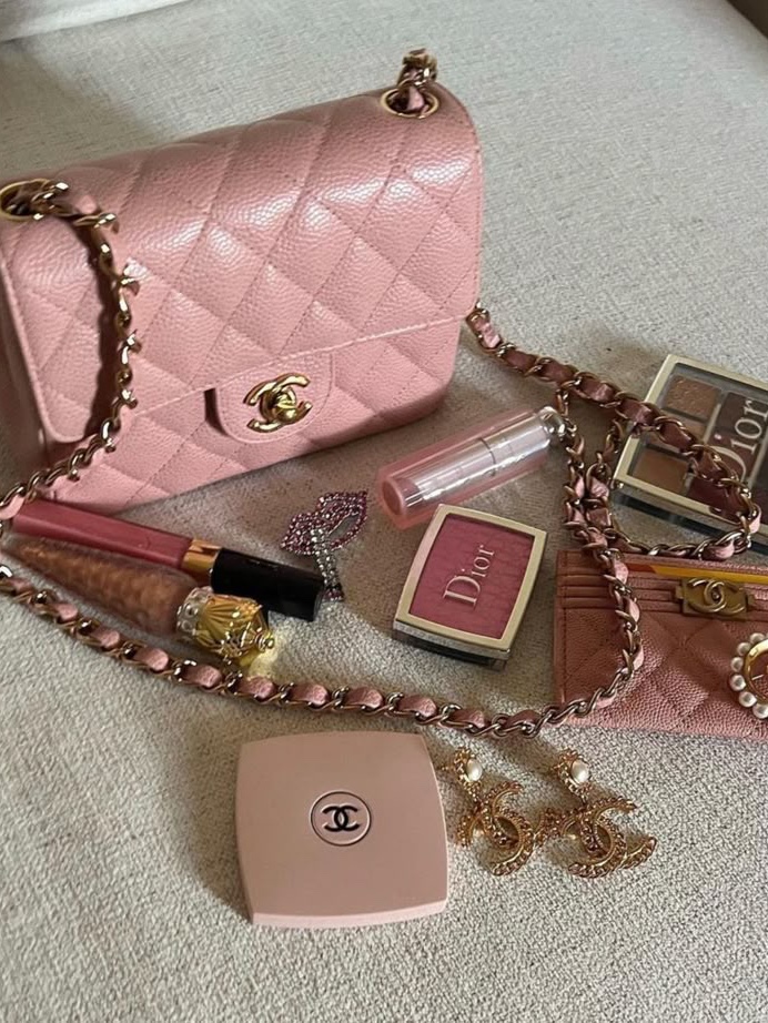 Chanel Mini Flap Bag Lambskin & Gold Coral Pink, Dior Addict Lip Glow 012 Rosewood 착용 스타일 - 1