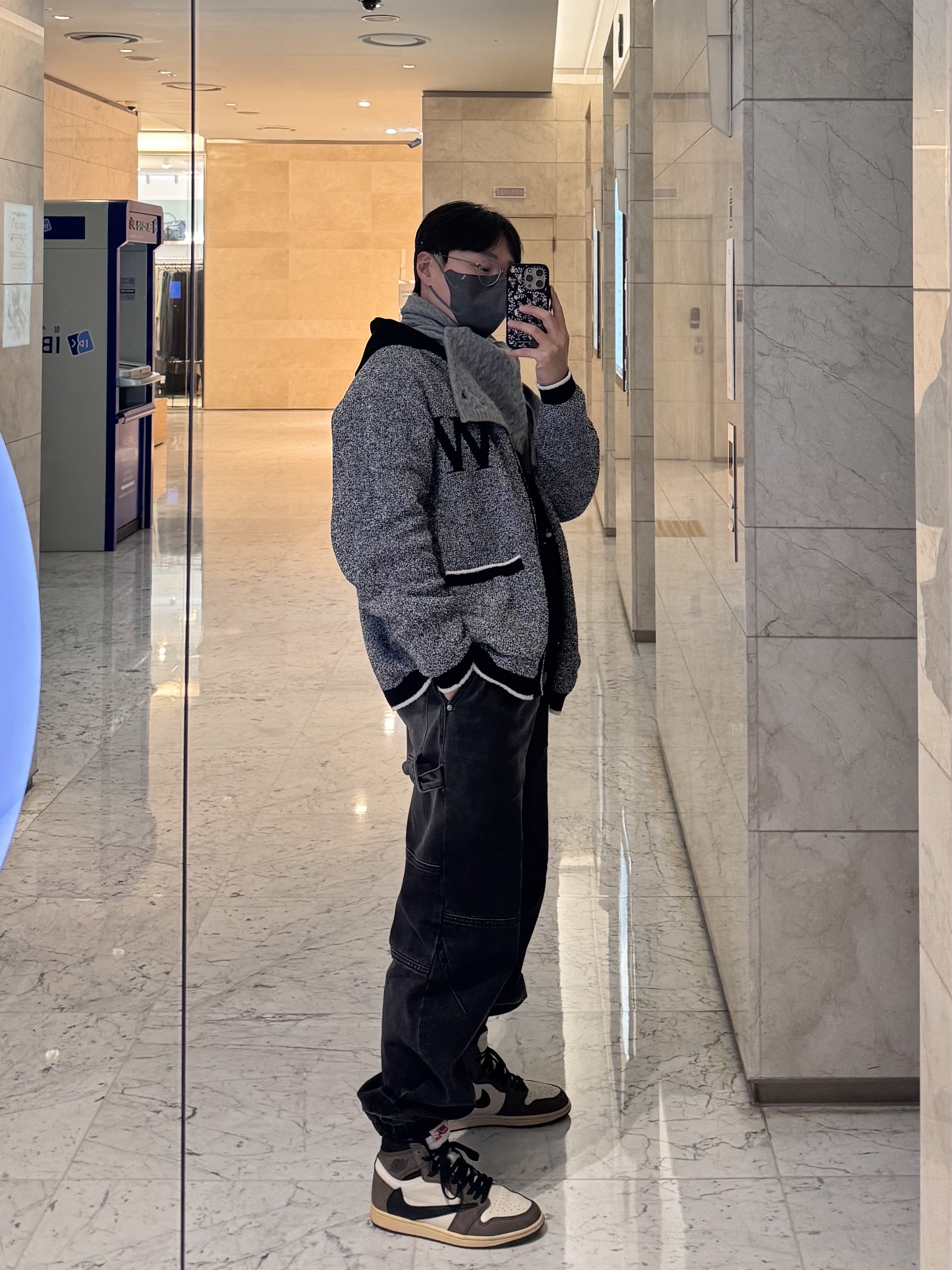 Jordan 1 x Travis Scott Retro High OG SP Mocha, Wooyoungmi Flower Back Logo Hooded T-Shirt Black - 24SS 착용 스타일 - 2