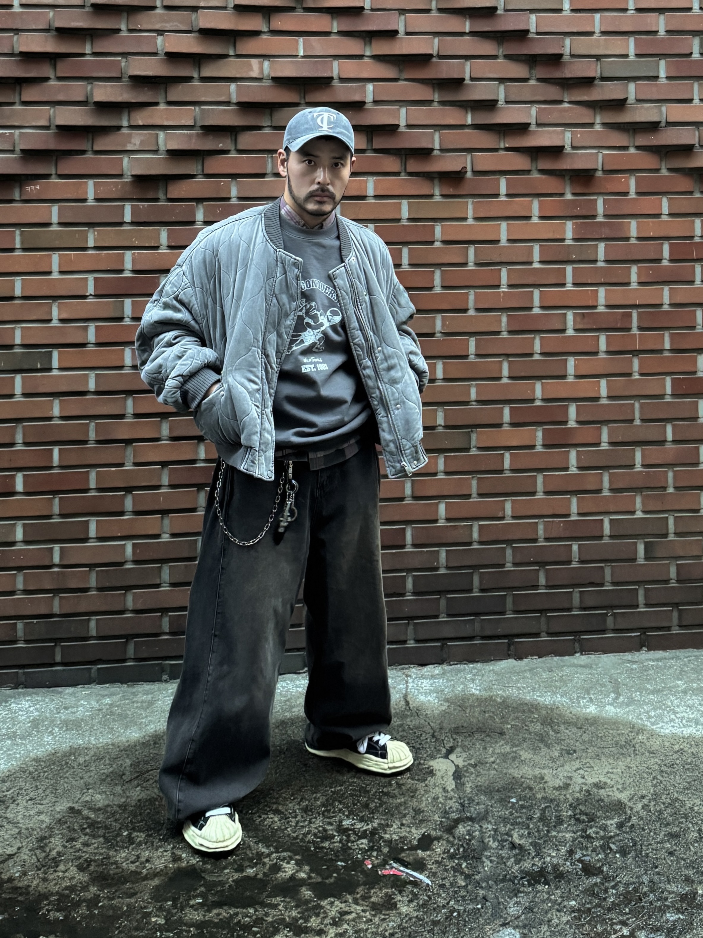Wildthings Vintage Sweatshirts(WILD DOG) Graphite, Maison Mihara Yasuhiro Blakey VL OG Sole Canvas Low-top Sneakers Black 착용 스타일 - 1
