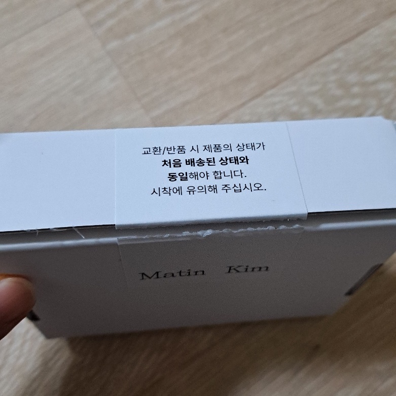 Matin Kim Glossy Card Wallet Pink 착용 스타일 - 2