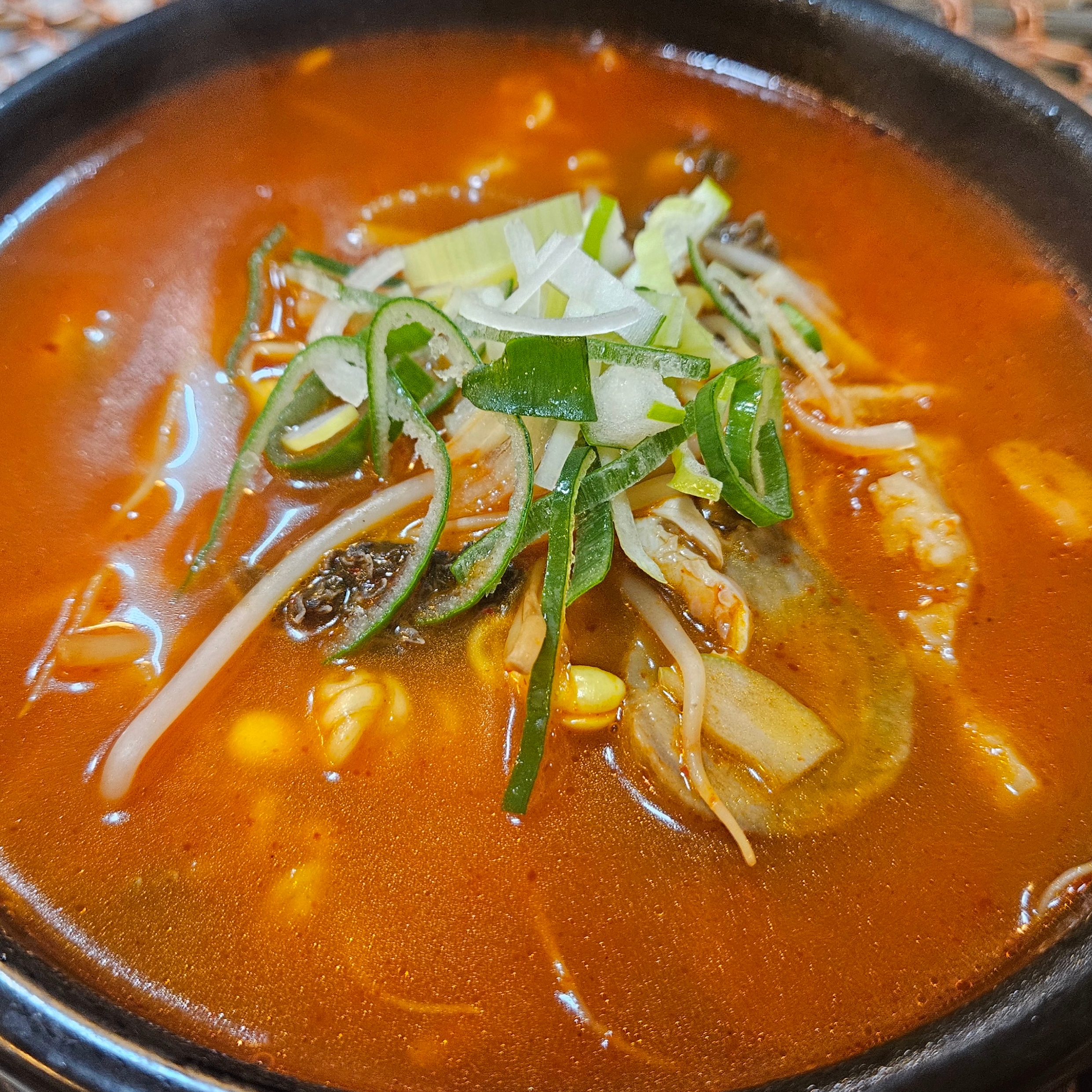 크롬하츠 빅 대디 캐시미어 비니 화이트 (스타 탑 버튼 버전), 샤넬 스퀘어 프레임 아세테이트 & 블랙 착용 스타일 - 4