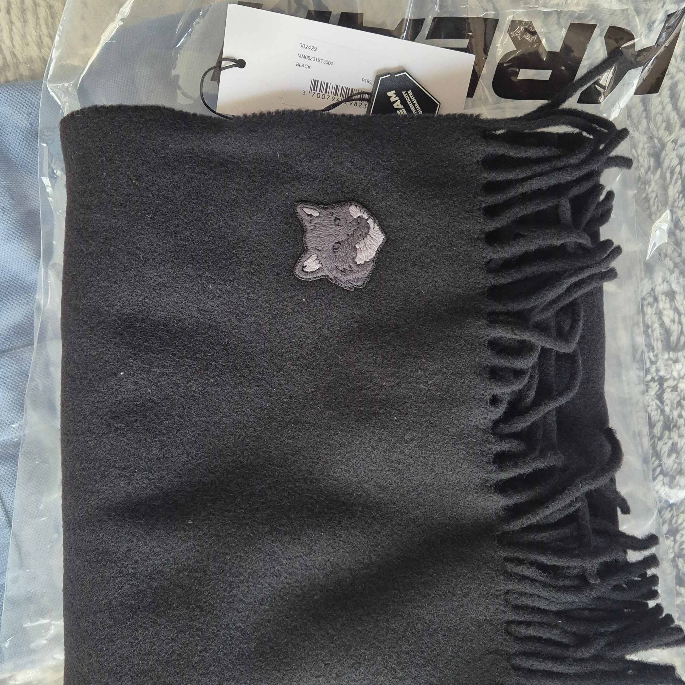Maison Kitsune Fox Head Virgin Wool Muffler Black 착용 스타일
